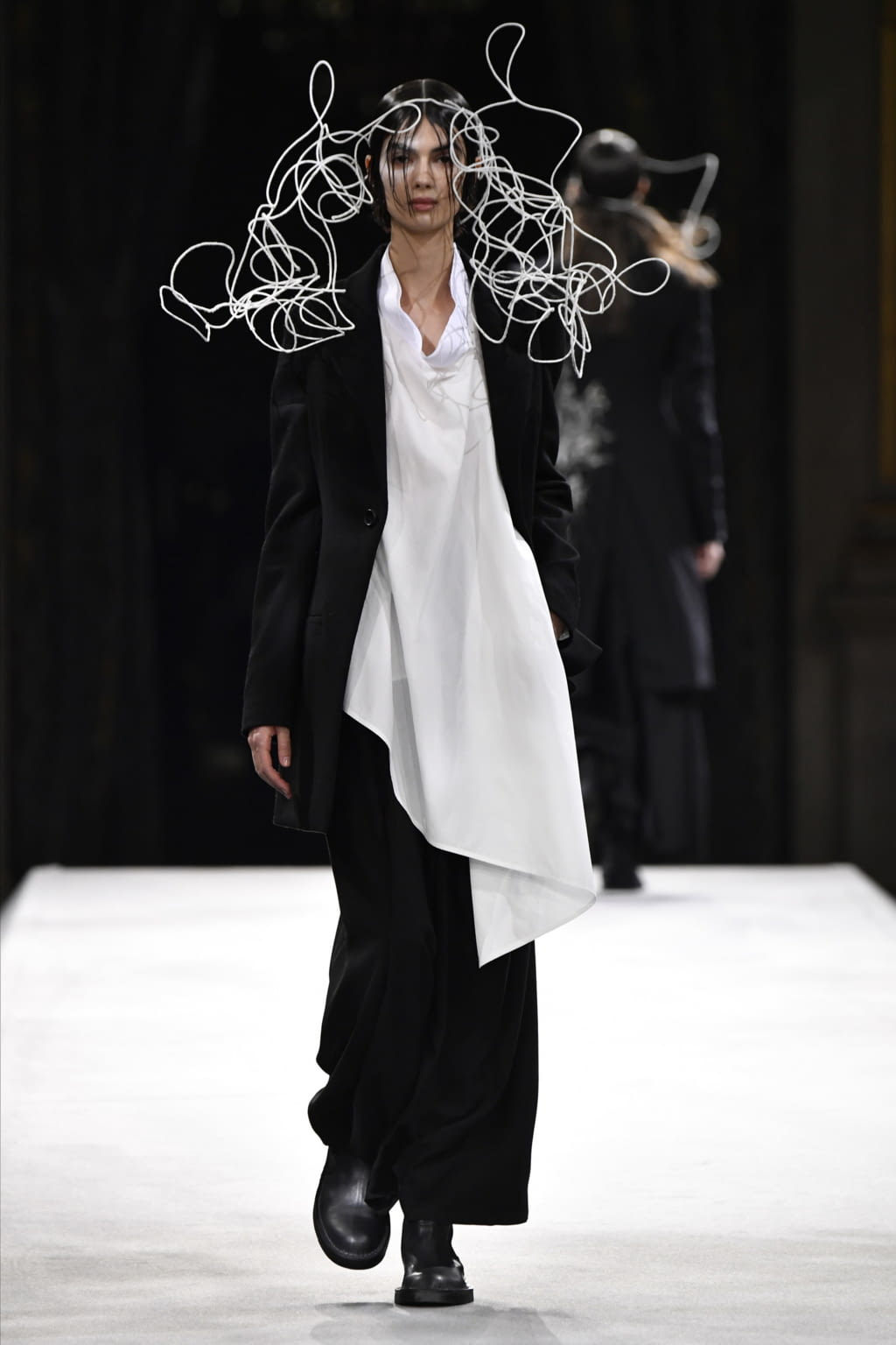 Fashion Week Paris Fall/Winter 2022 look 21 from the Yohji Yamamoto collection womenswear