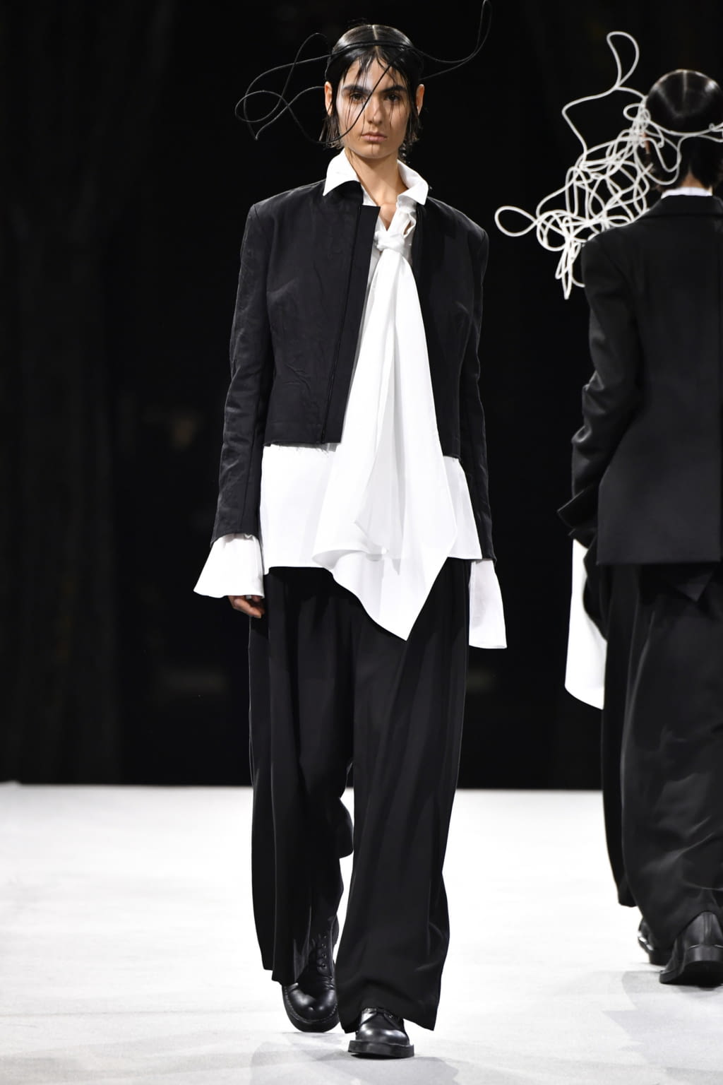Fashion Week Paris Fall/Winter 2022 look 22 from the Yohji Yamamoto collection womenswear