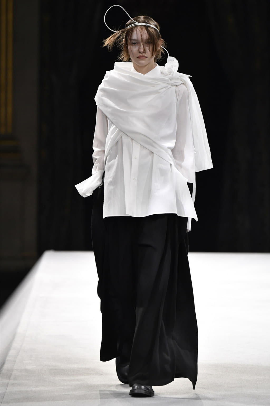 Fashion Week Paris Fall/Winter 2022 look 23 from the Yohji Yamamoto collection womenswear