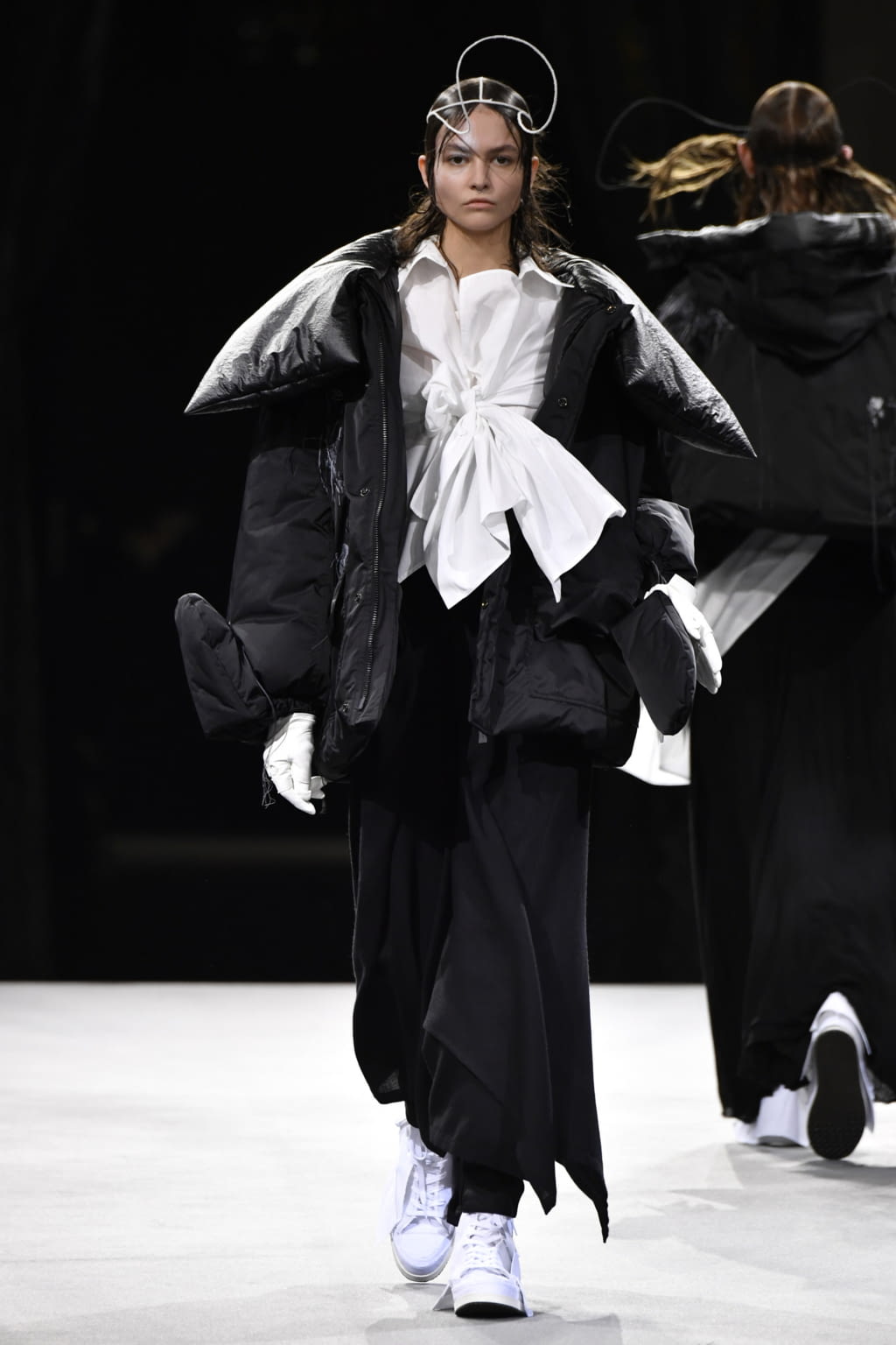 Fashion Week Paris Fall/Winter 2022 look 25 from the Yohji Yamamoto collection womenswear