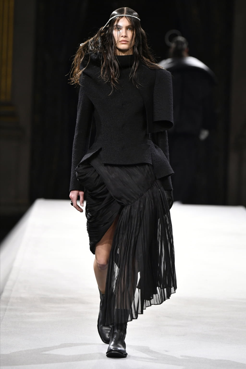Fashion Week Paris Fall/Winter 2022 look 26 from the Yohji Yamamoto collection womenswear