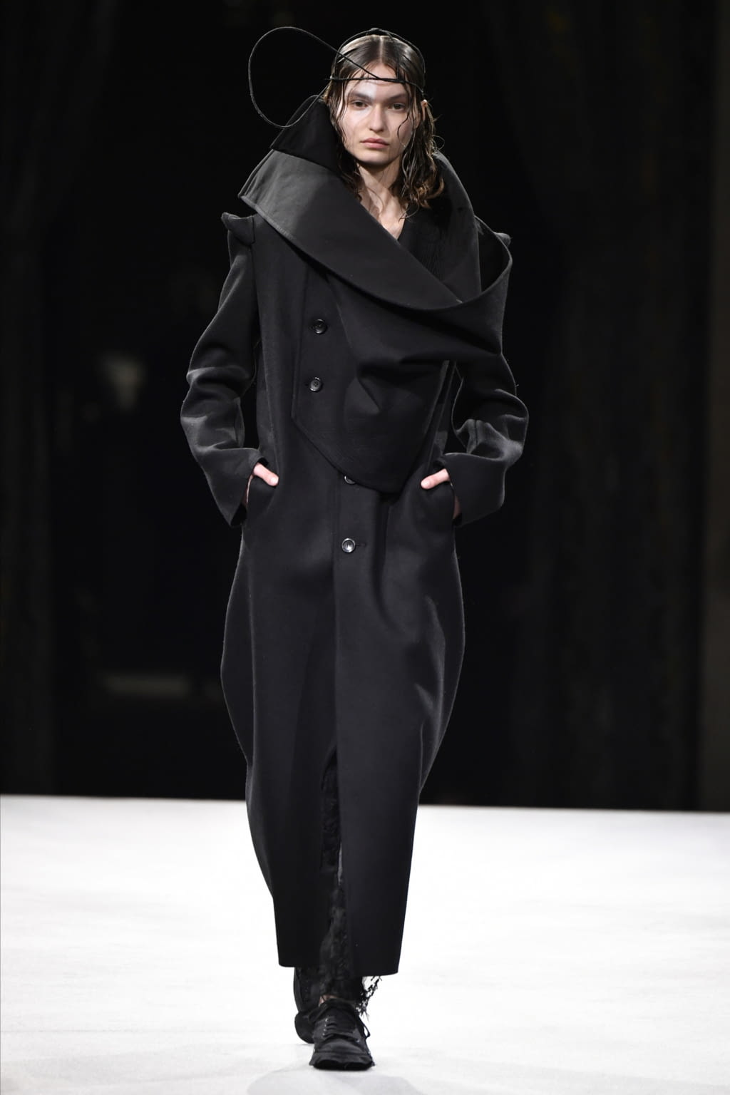 Fashion Week Paris Fall/Winter 2022 look 30 from the Yohji Yamamoto collection 女装