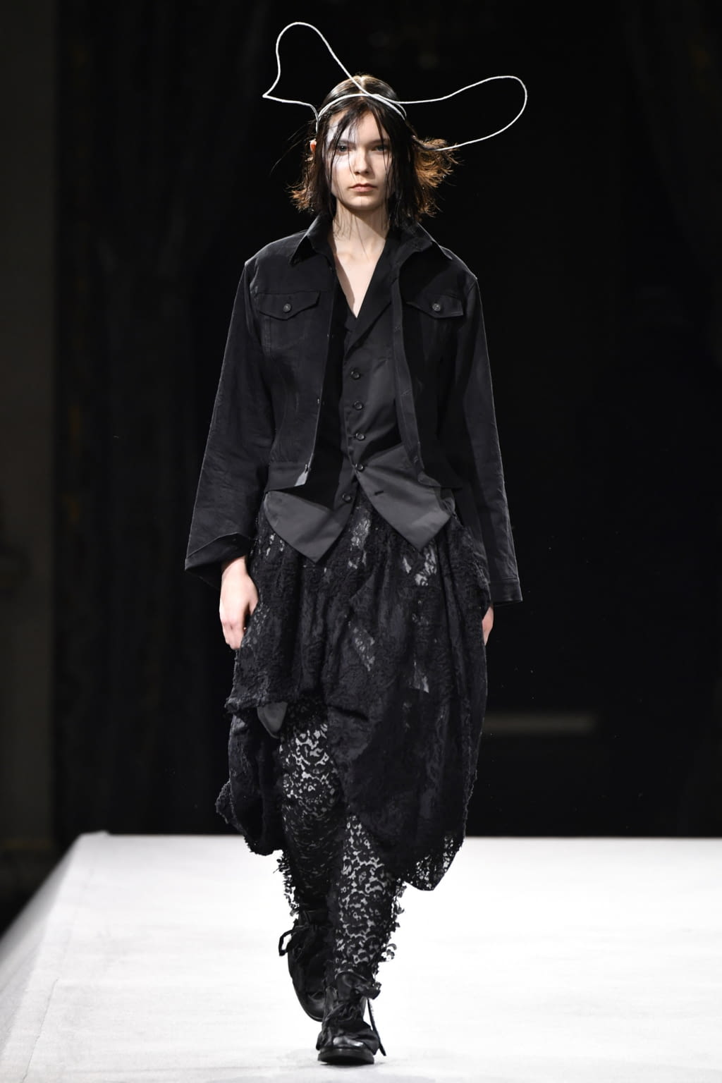 Fashion Week Paris Fall/Winter 2022 look 32 de la collection Yohji Yamamoto womenswear