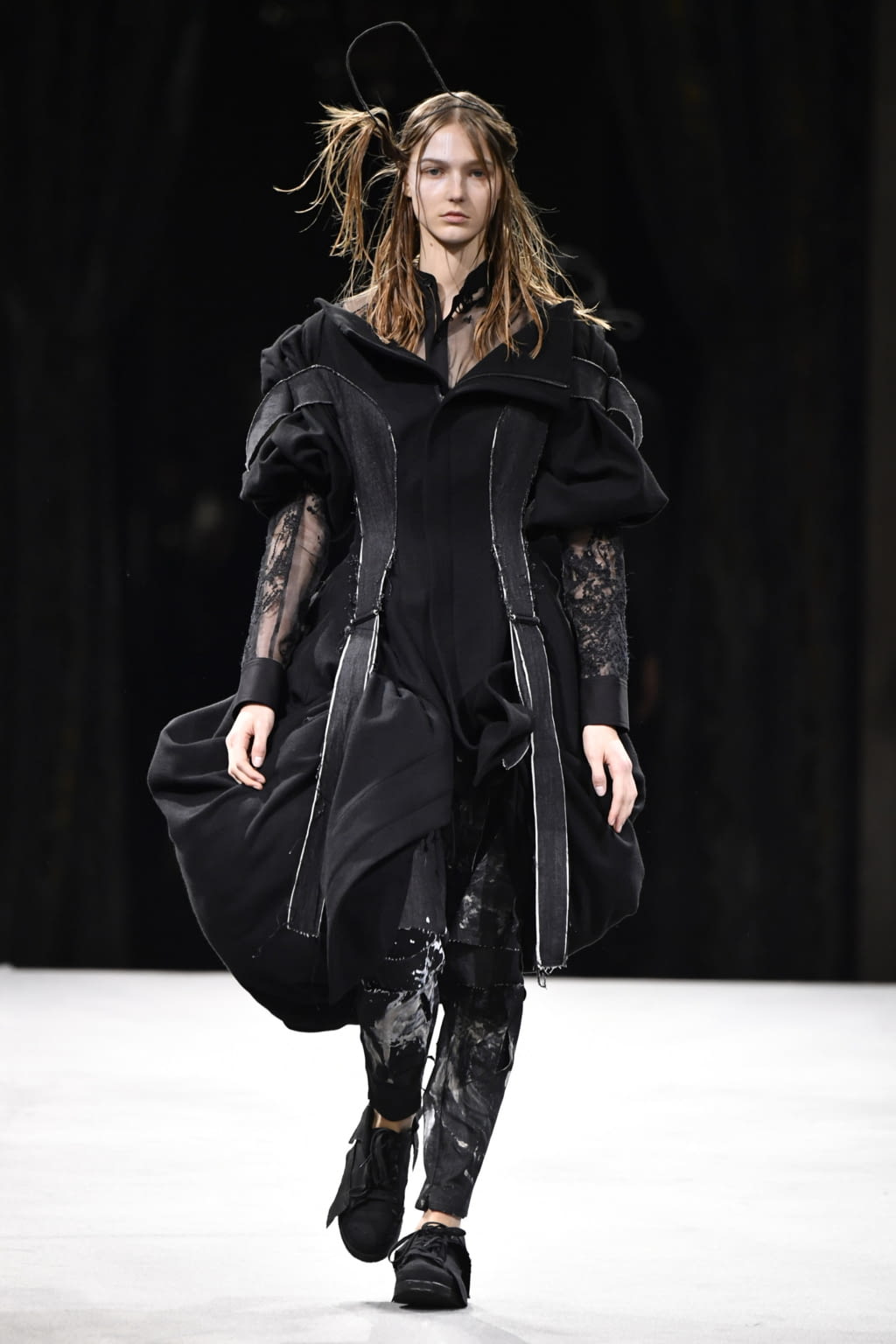 Fashion Week Paris Fall/Winter 2022 look 35 from the Yohji Yamamoto collection 女装