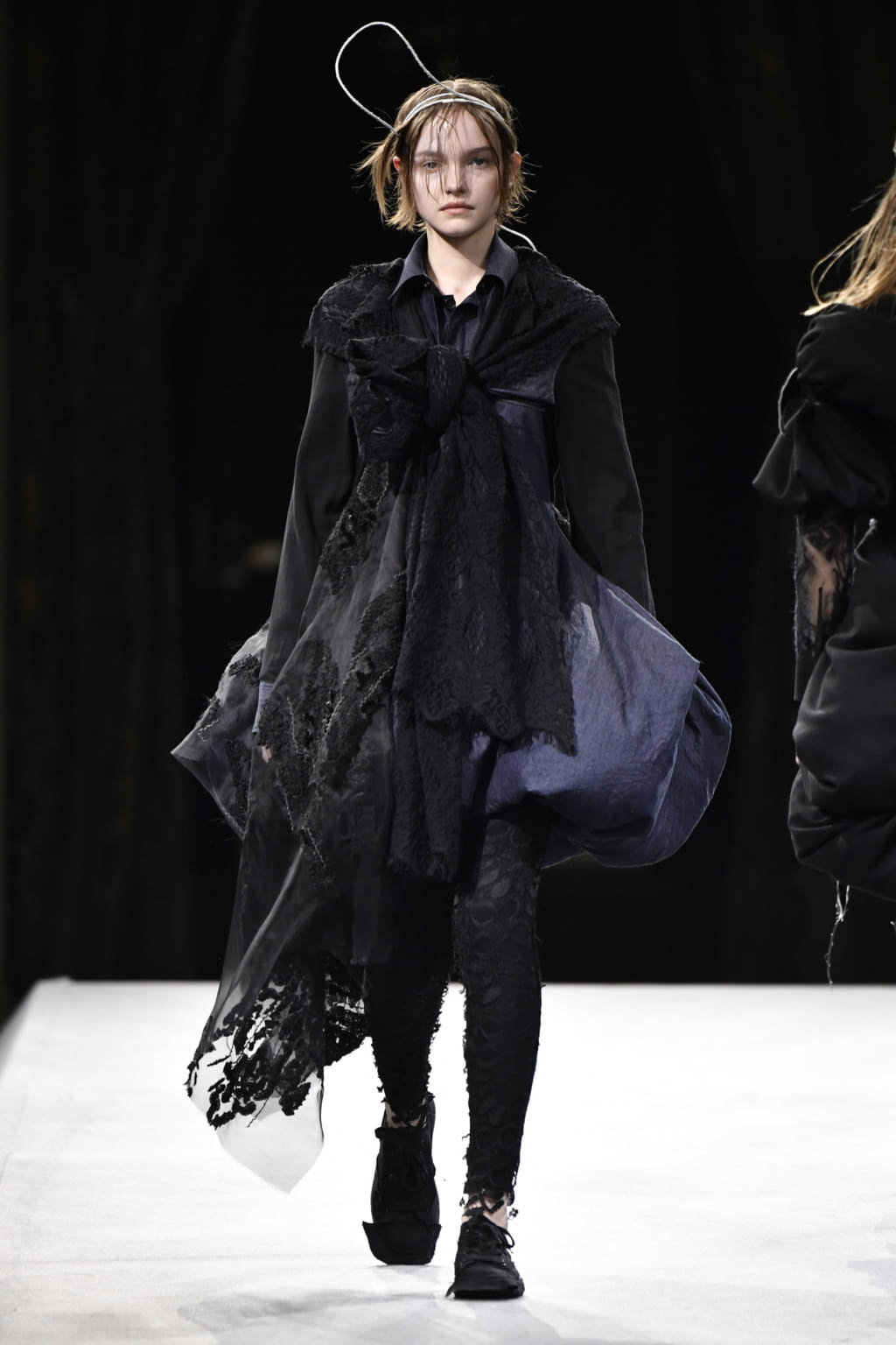 Fashion Week Paris Fall/Winter 2022 look 37 from the Yohji Yamamoto collection womenswear