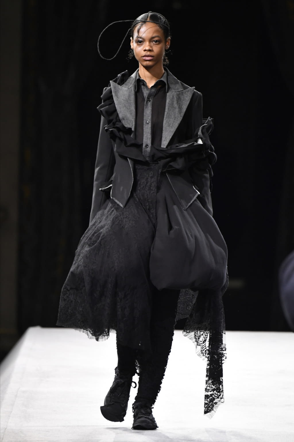 Fashion Week Paris Fall/Winter 2022 look 36 from the Yohji Yamamoto collection womenswear