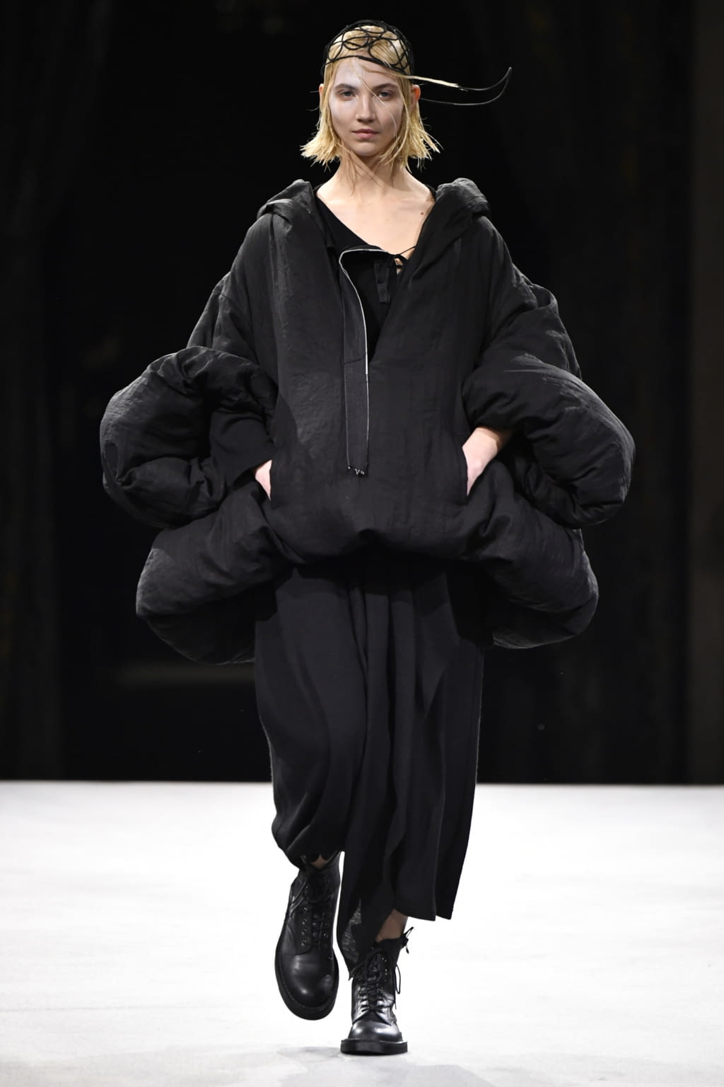 Fashion Week Paris Fall/Winter 2022 look 39 from the Yohji Yamamoto collection womenswear
