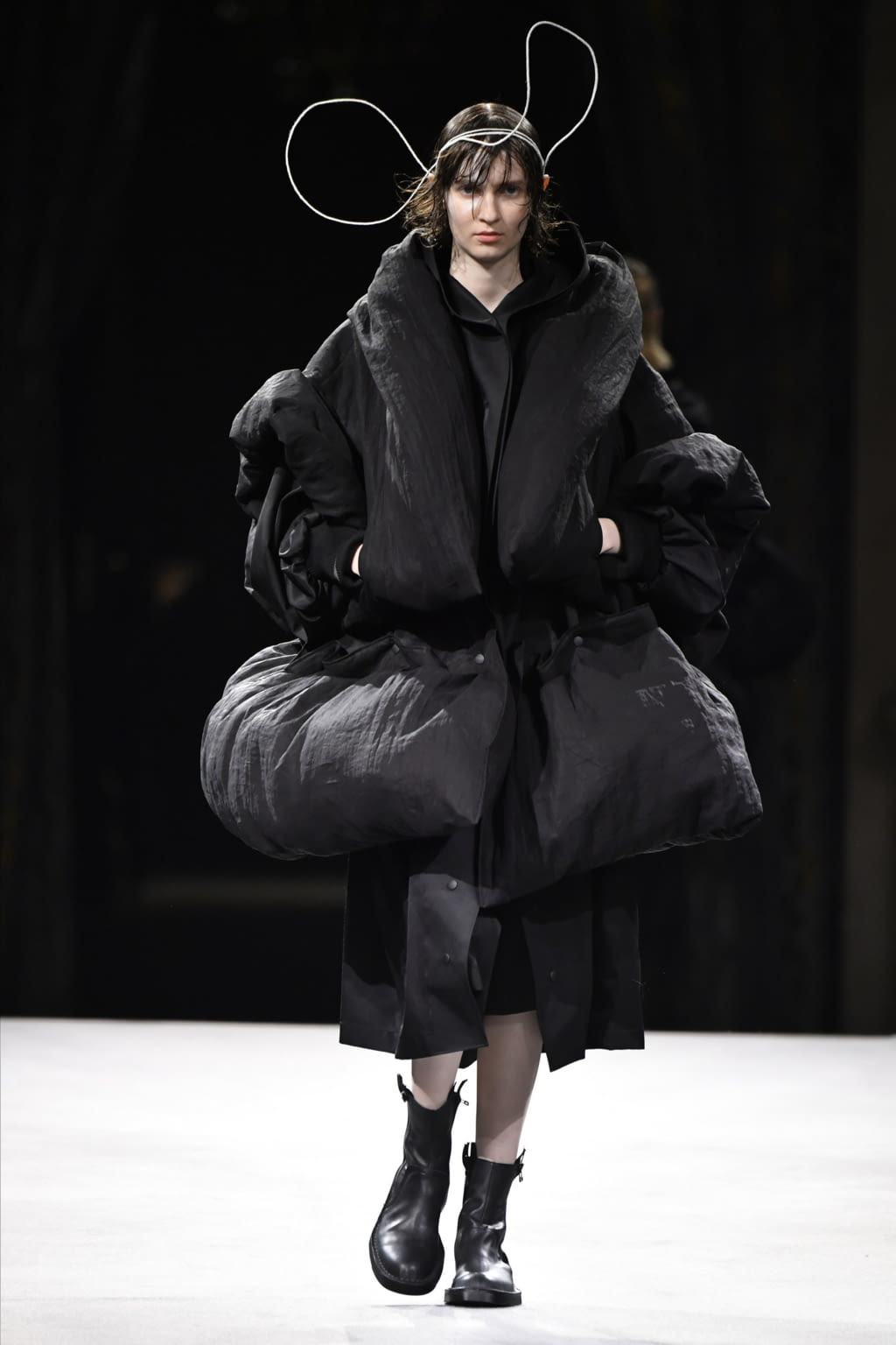 Fashion Week Paris Fall/Winter 2022 look 40 from the Yohji Yamamoto collection 女装