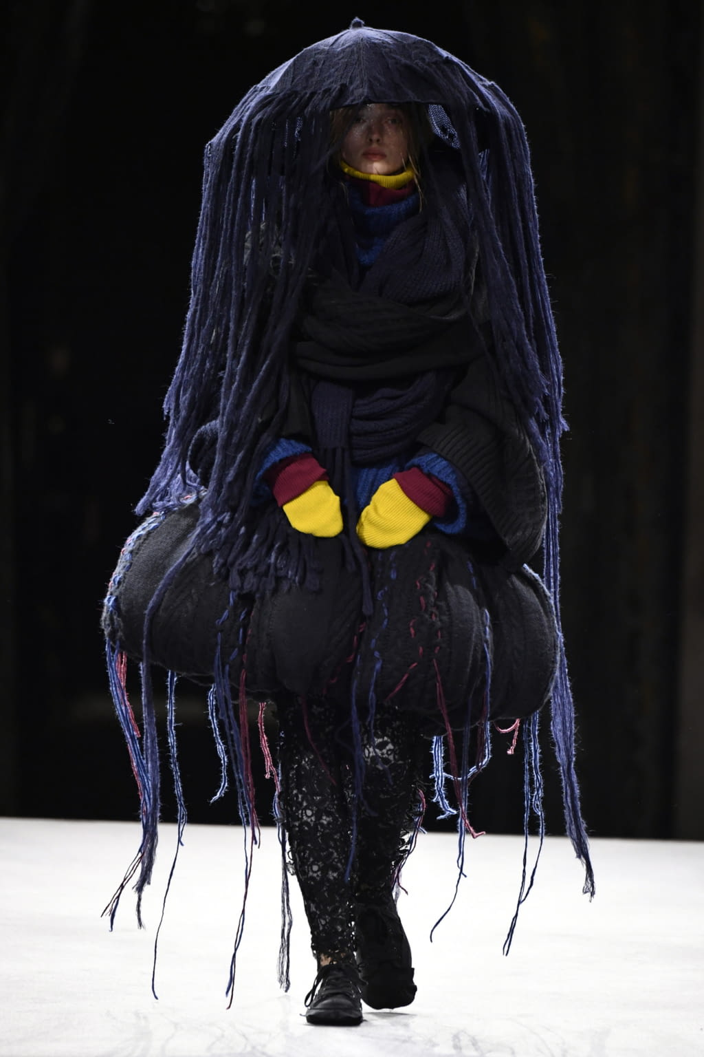 Fashion Week Paris Fall/Winter 2022 look 41 from the Yohji Yamamoto collection womenswear