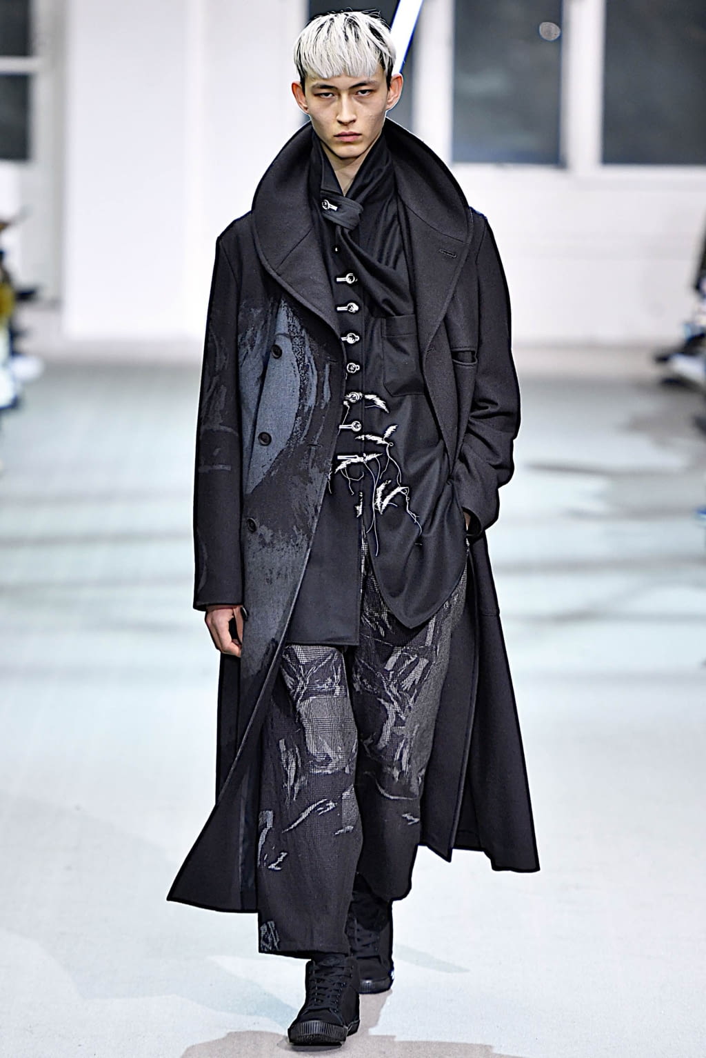 Fashion Week Paris Fall/Winter 2019 look 1 de la collection Yohji Yamamoto menswear