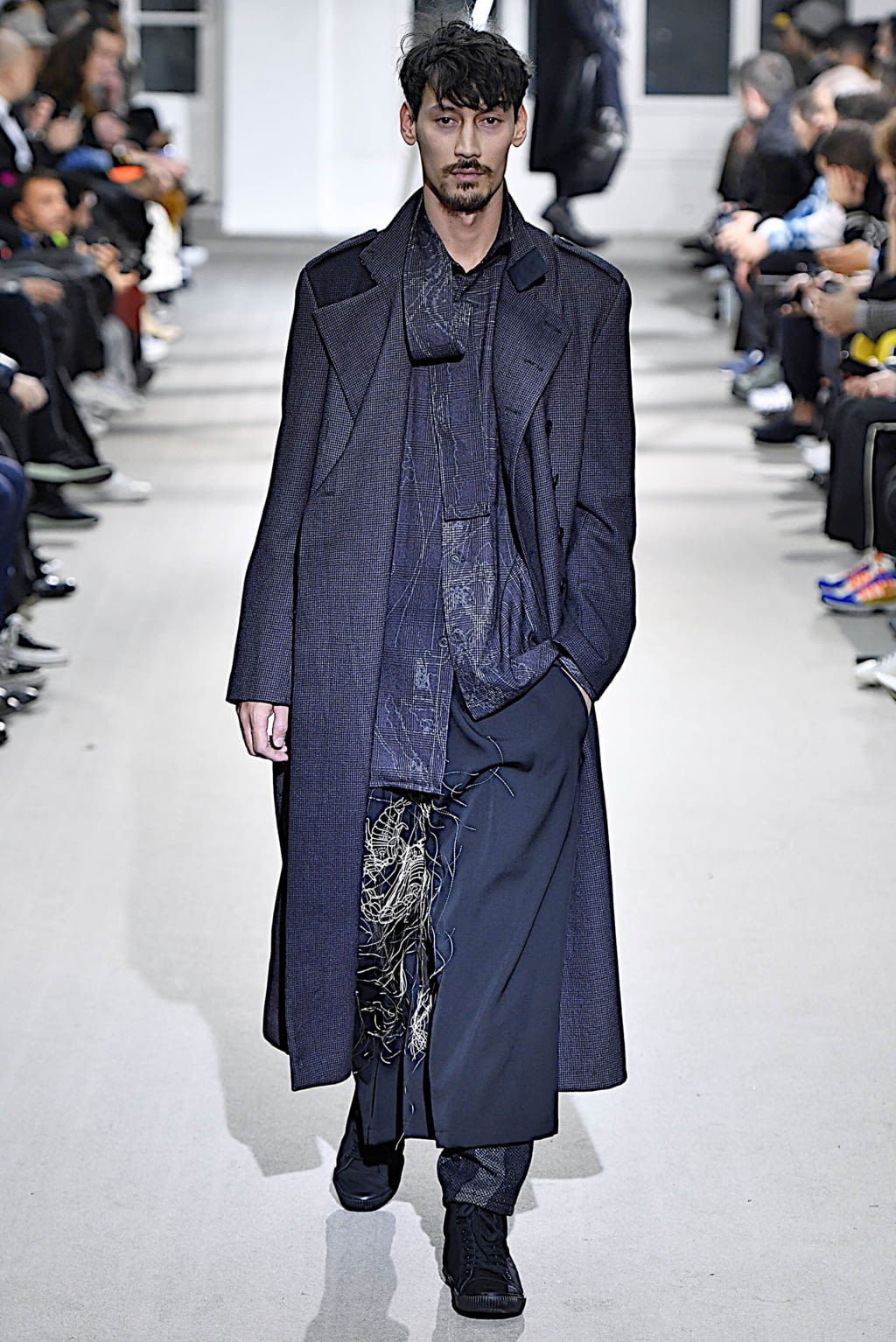 Fashion Week Paris Fall/Winter 2019 look 8 de la collection Yohji Yamamoto menswear