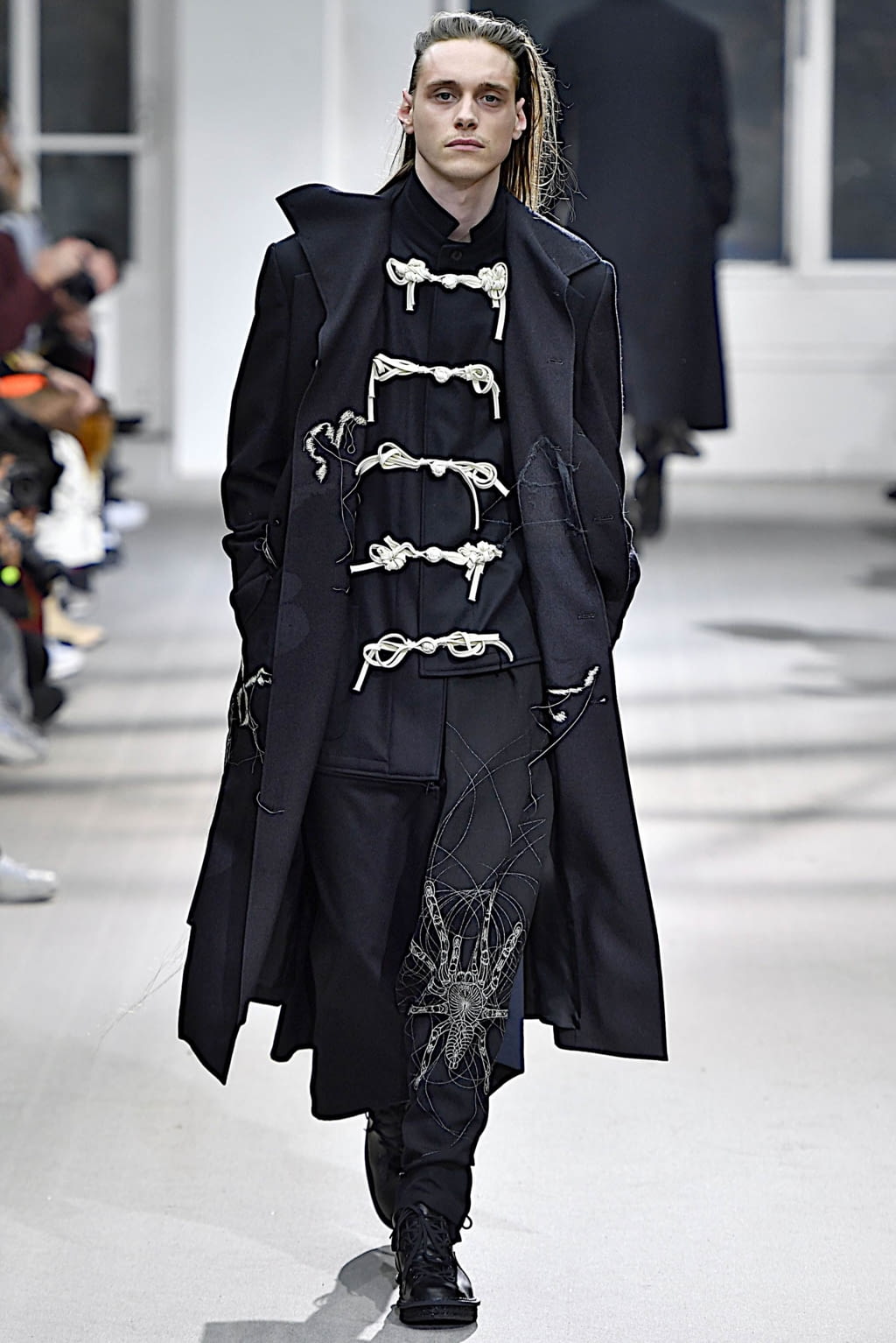 Fashion Week Paris Fall/Winter 2019 look 10 de la collection Yohji Yamamoto menswear