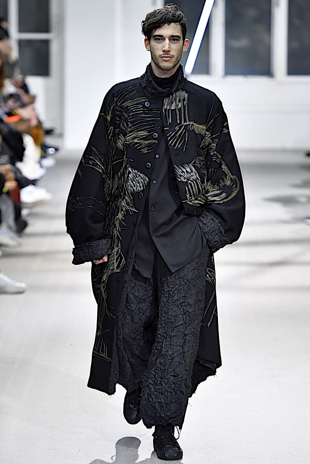 Fashion Week Paris Fall/Winter 2019 look 17 de la collection Yohji Yamamoto menswear