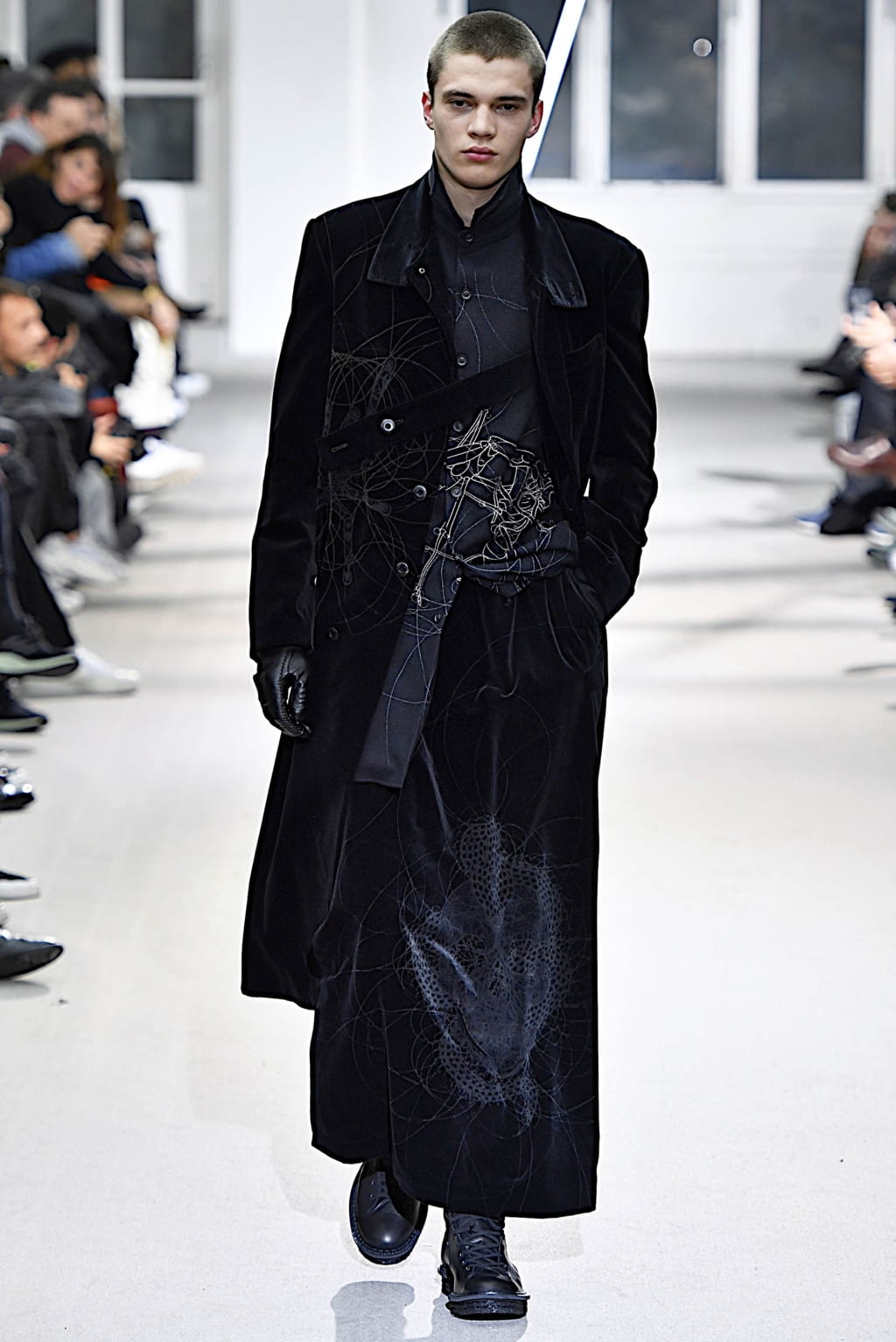 Fashion Week Paris Fall/Winter 2019 look 19 de la collection Yohji Yamamoto menswear