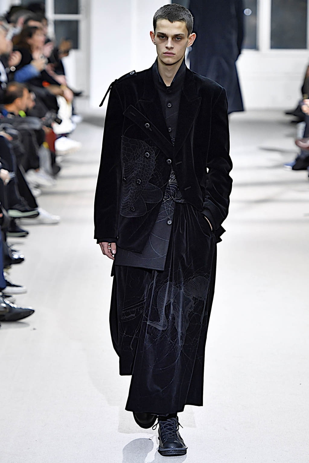 Fashion Week Paris Fall/Winter 2019 look 20 from the Yohji Yamamoto collection menswear