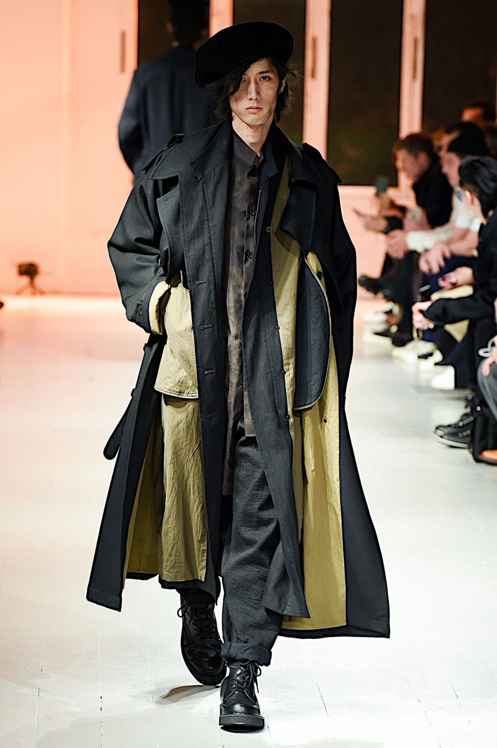 Fashion Week Paris Fall/Winter 2020 look 1 de la collection Yohji Yamamoto menswear