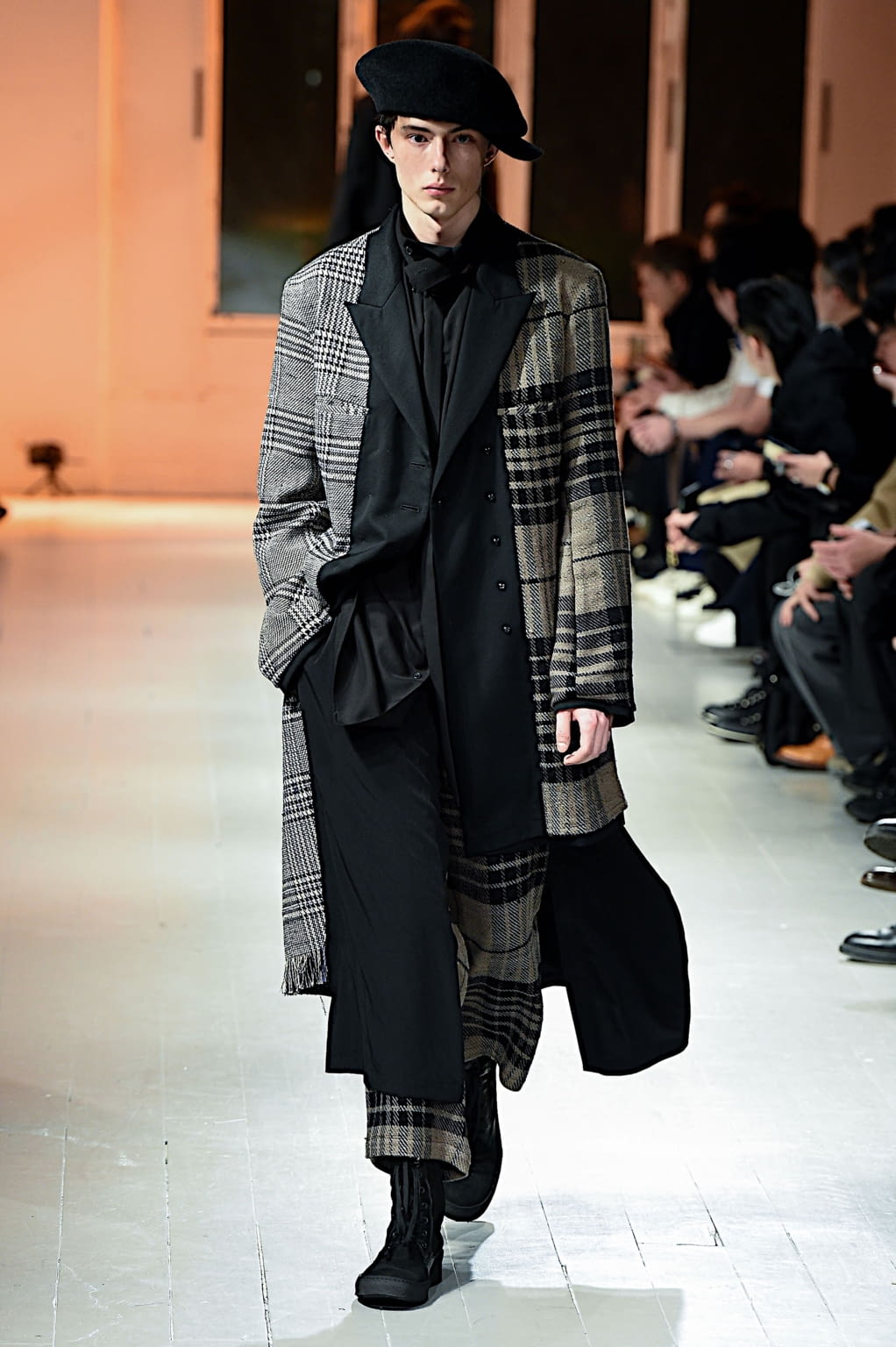 Fashion Week Paris Fall/Winter 2020 look 5 de la collection Yohji Yamamoto menswear