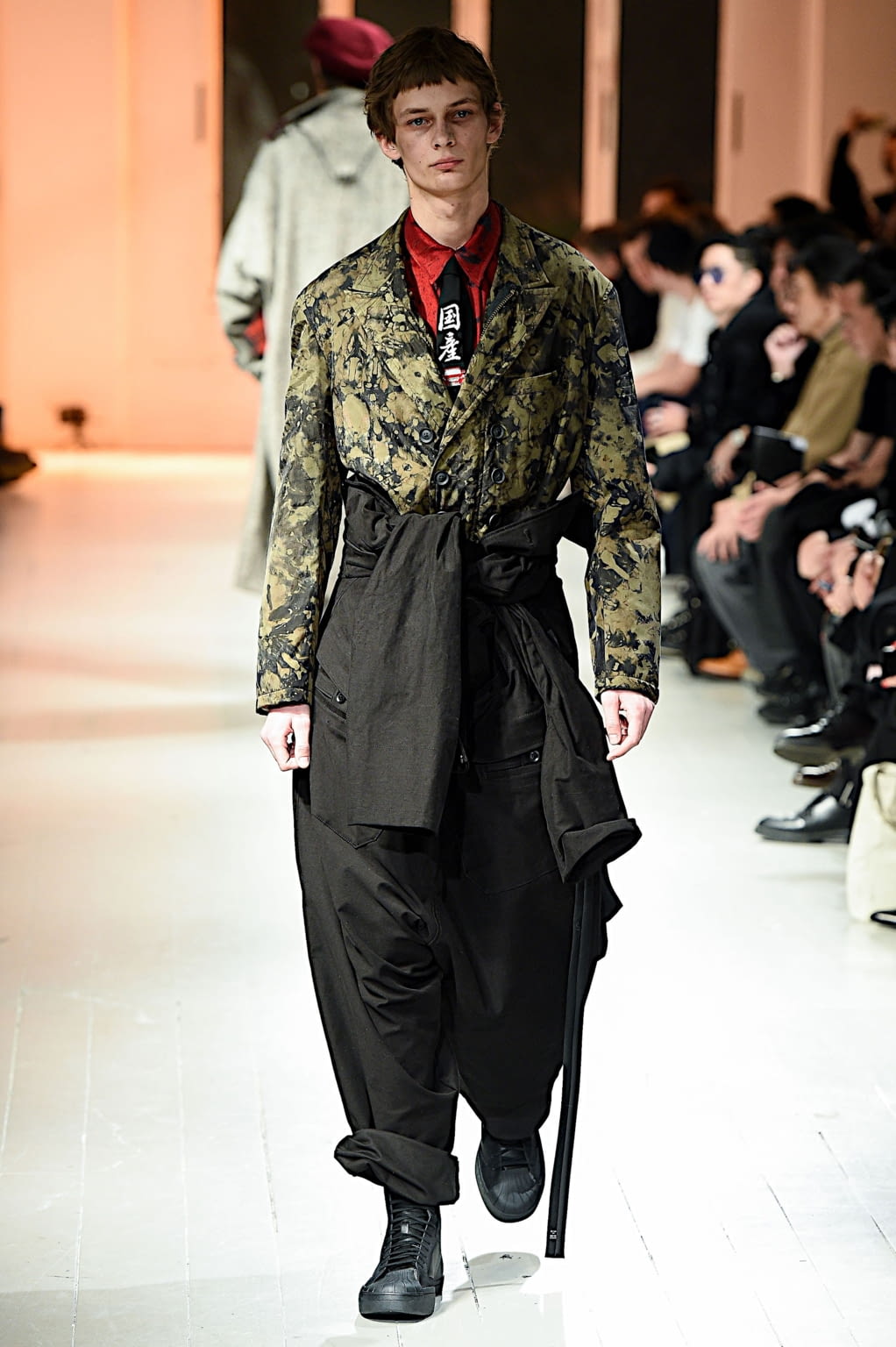 Fashion Week Paris Fall/Winter 2020 look 7 de la collection Yohji Yamamoto menswear