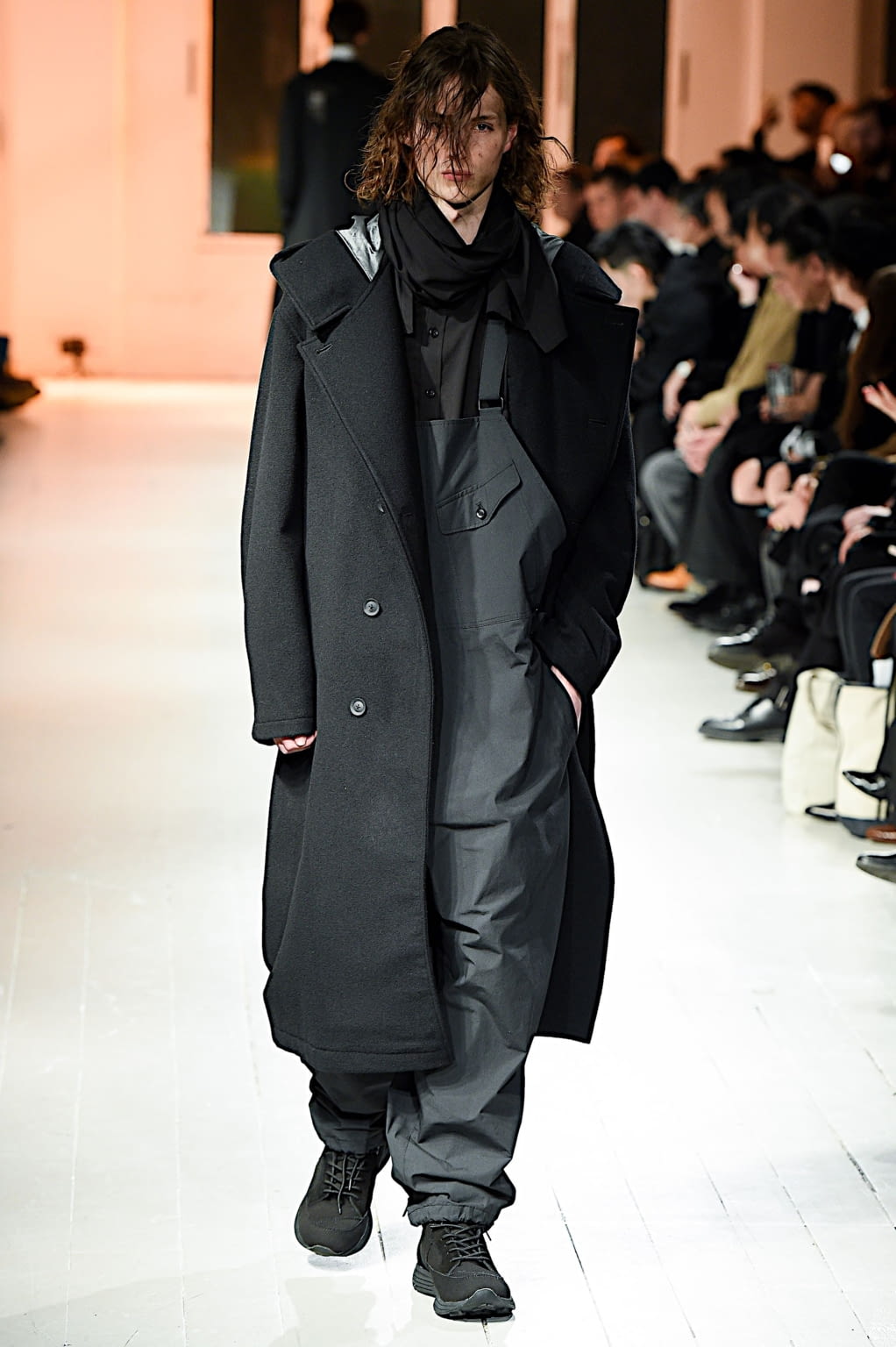 Fashion Week Paris Fall/Winter 2020 look 9 de la collection Yohji Yamamoto menswear