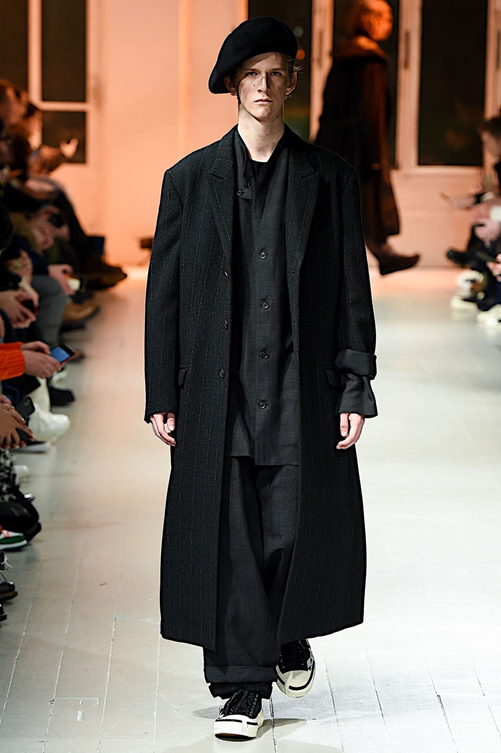 Fashion Week Paris Fall/Winter 2020 look 10 de la collection Yohji Yamamoto menswear