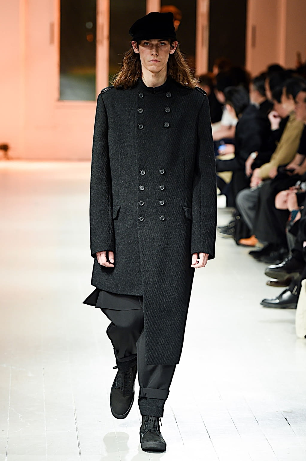 Fashion Week Paris Fall/Winter 2020 look 11 de la collection Yohji Yamamoto menswear