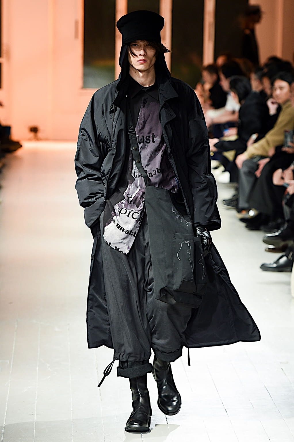 Fashion Week Paris Fall/Winter 2020 look 12 de la collection Yohji Yamamoto menswear
