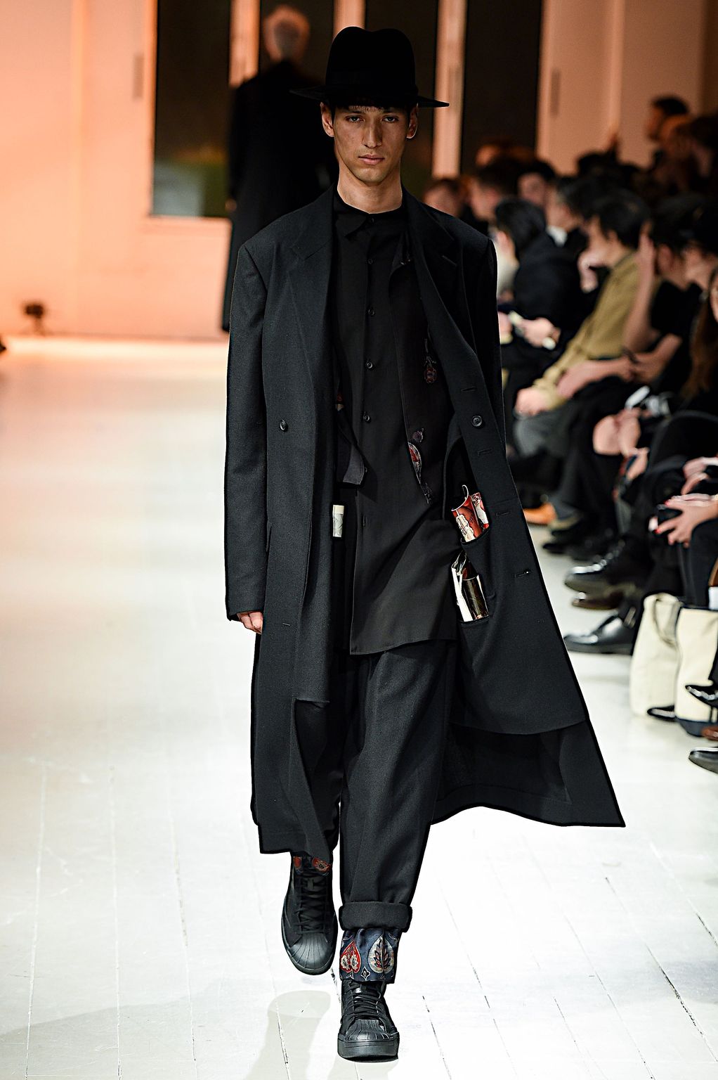 Fashion Week Paris Fall/Winter 2020 look 16 from the Yohji Yamamoto collection menswear
