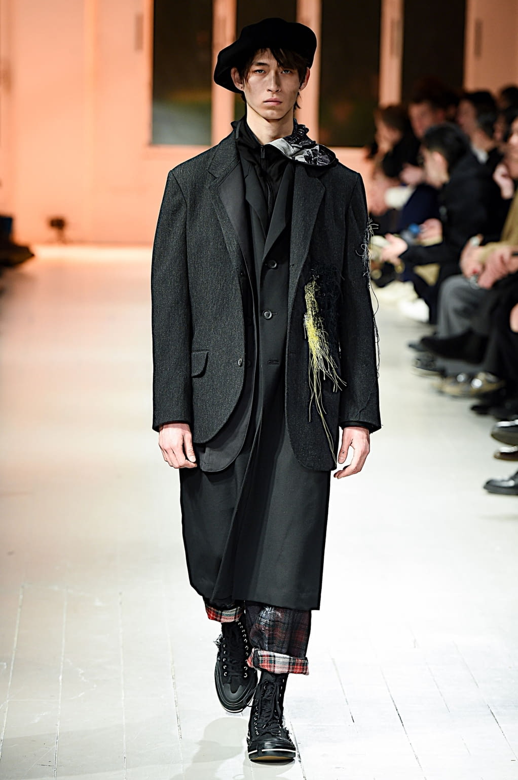 Fashion Week Paris Fall/Winter 2020 look 22 from the Yohji Yamamoto collection menswear