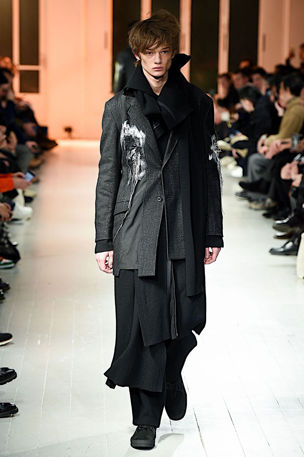 Fashion Week Paris Fall/Winter 2020 look 21 from the Yohji Yamamoto collection menswear