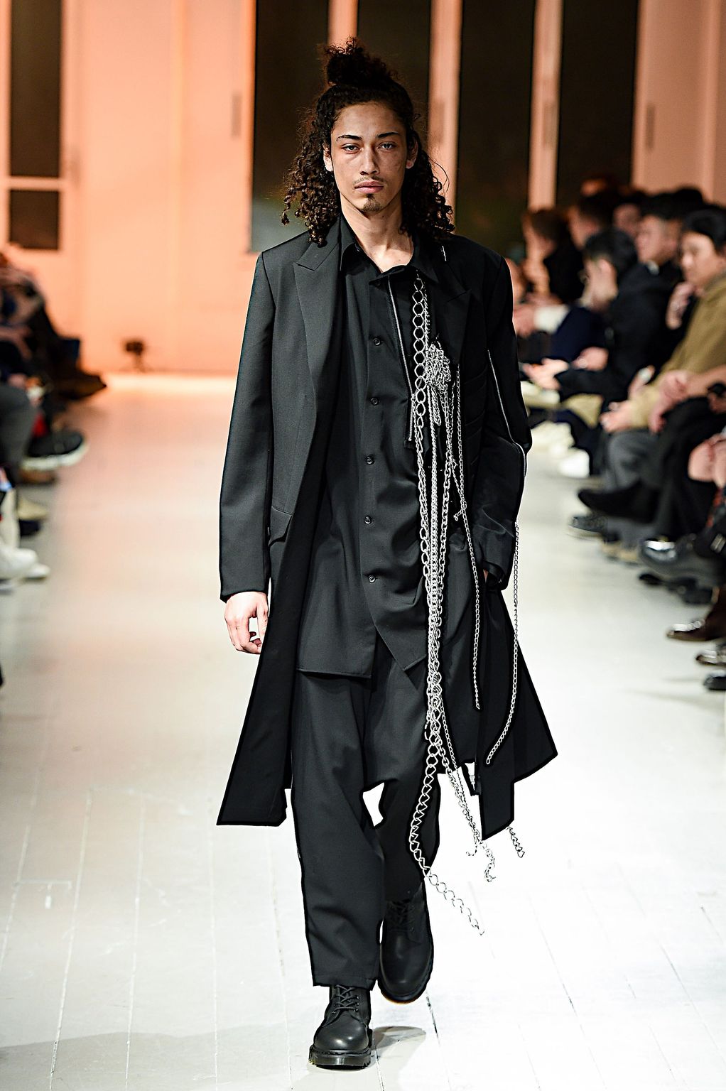 Fashion Week Paris Fall/Winter 2020 look 24 de la collection Yohji Yamamoto menswear