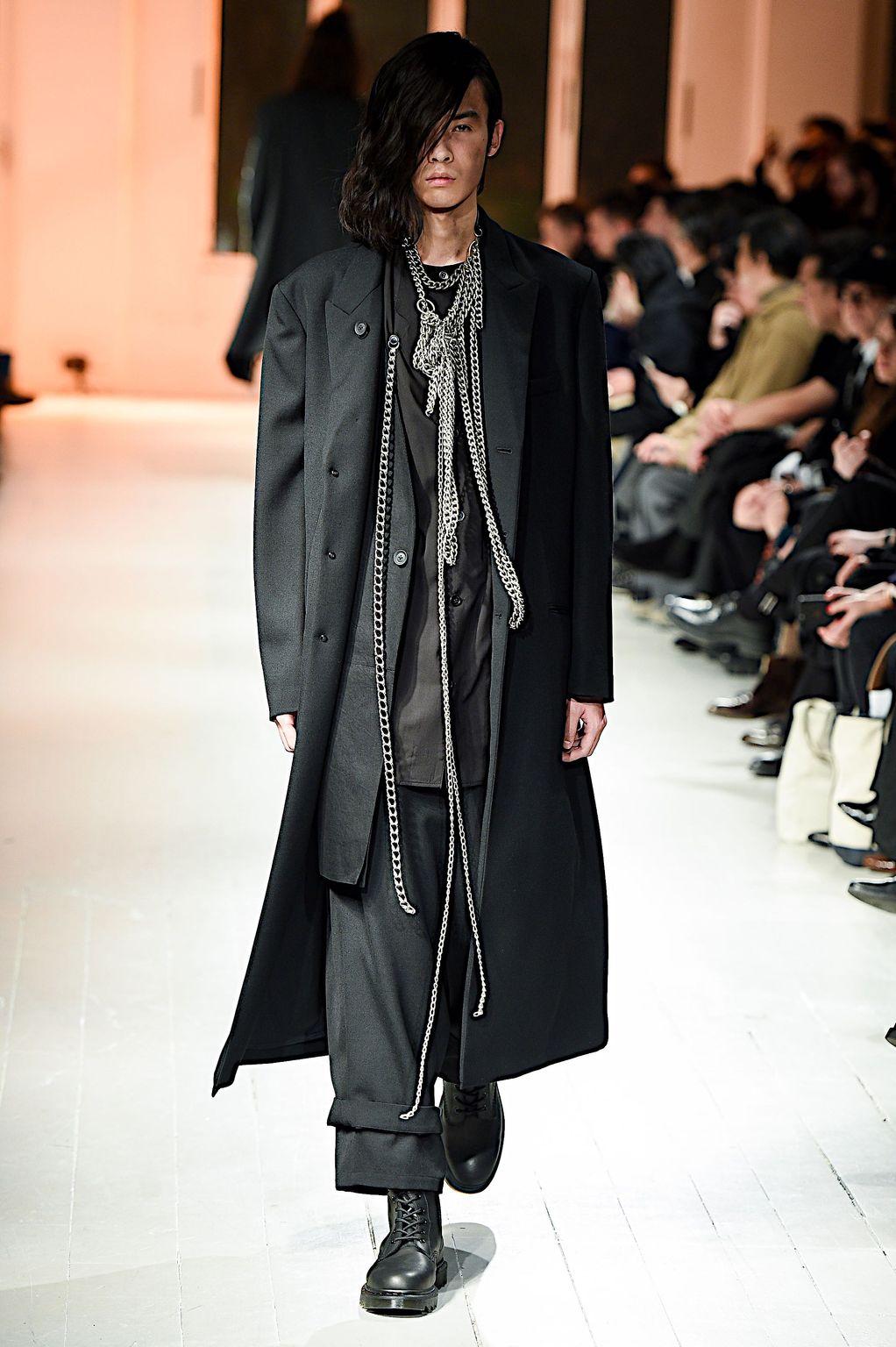 Fashion Week Paris Fall/Winter 2020 look 26 from the Yohji Yamamoto collection menswear