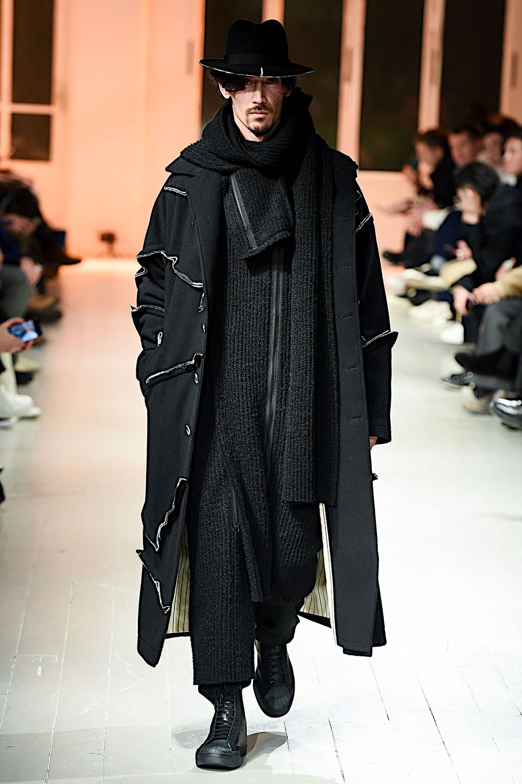 Fashion Week Paris Fall/Winter 2020 look 27 de la collection Yohji Yamamoto menswear