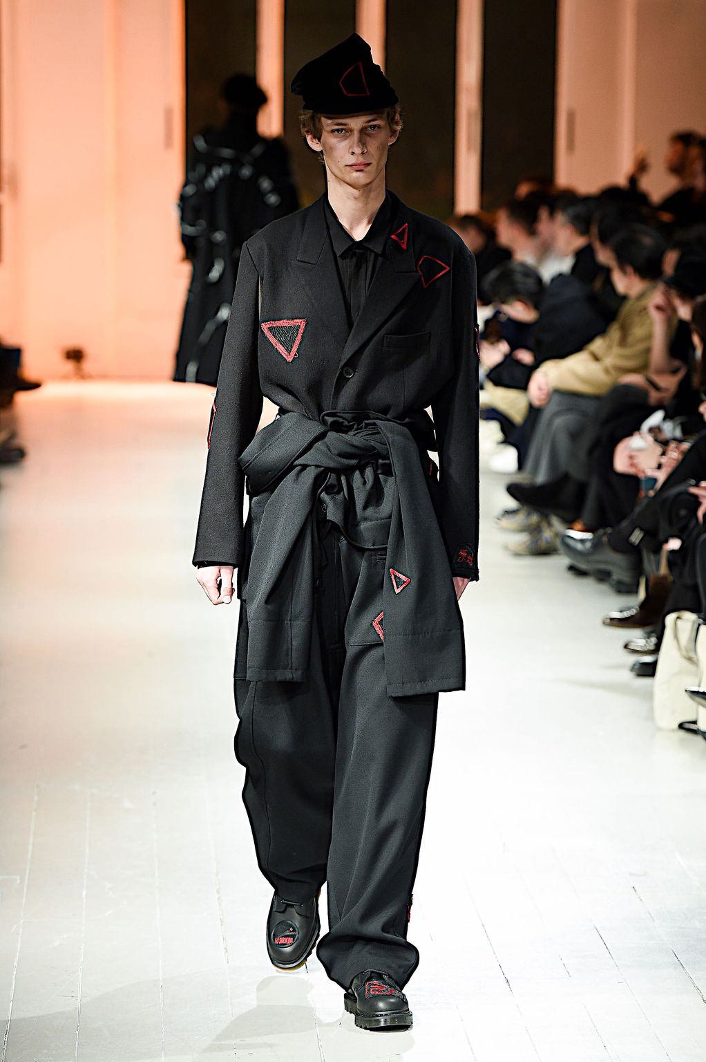 Fashion Week Paris Fall/Winter 2020 look 30 de la collection Yohji Yamamoto menswear
