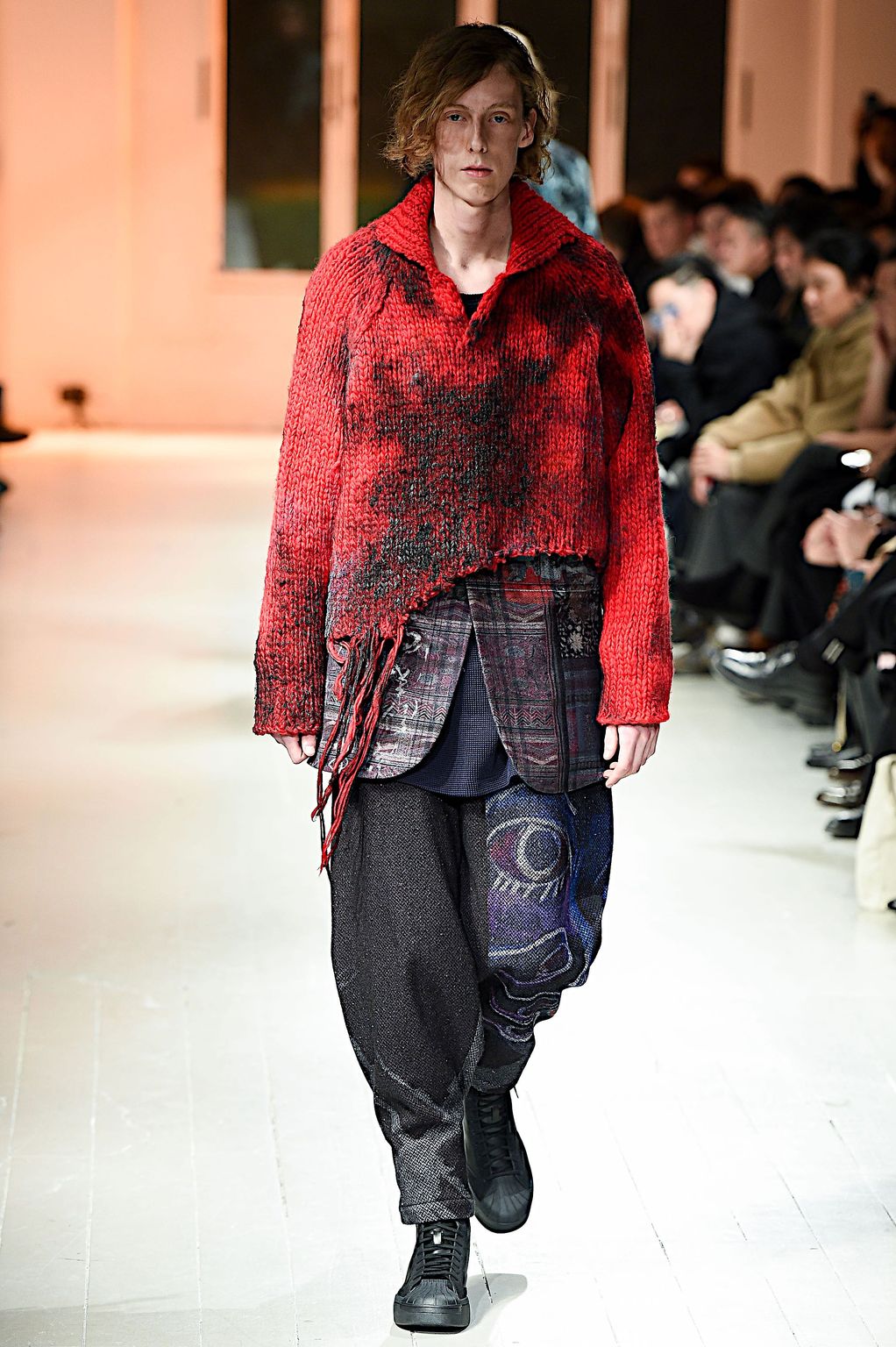 Fashion Week Paris Fall/Winter 2020 look 33 from the Yohji Yamamoto collection 男装