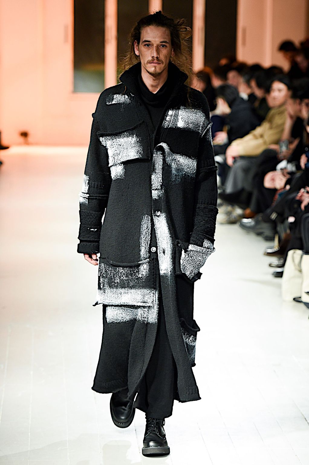 Fashion Week Paris Fall/Winter 2020 look 34 de la collection Yohji Yamamoto menswear