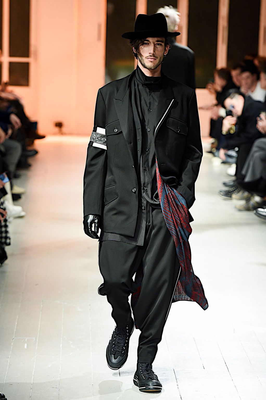 Fashion Week Paris Fall/Winter 2020 look 37 de la collection Yohji Yamamoto menswear
