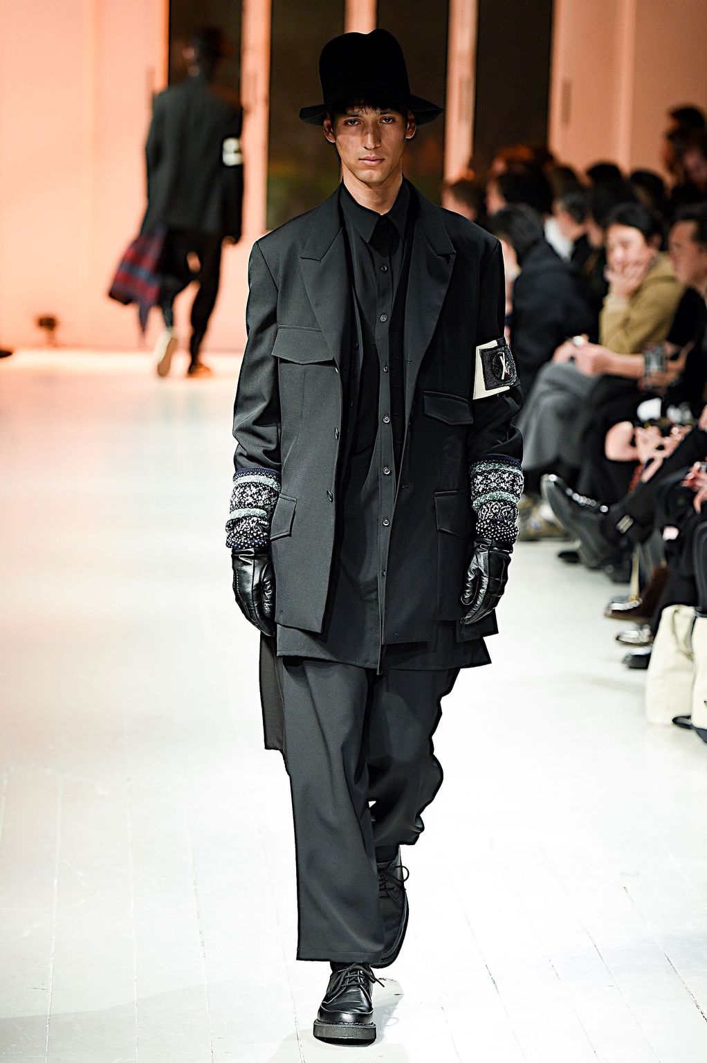 Fashion Week Paris Fall/Winter 2020 look 38 de la collection Yohji Yamamoto menswear