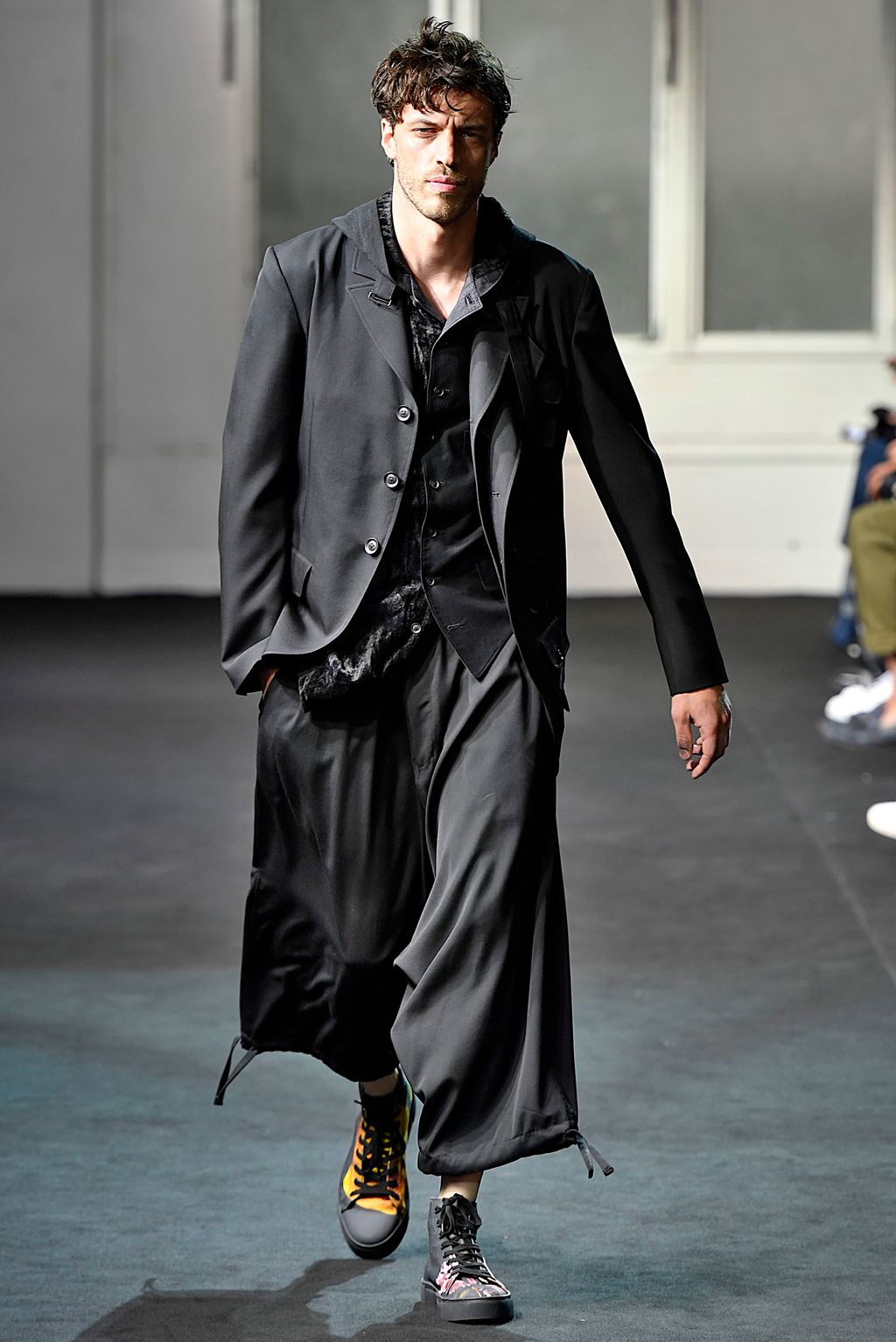 Fashion Week Paris Spring/Summer 2019 look 1 from the Yohji Yamamoto collection 男装