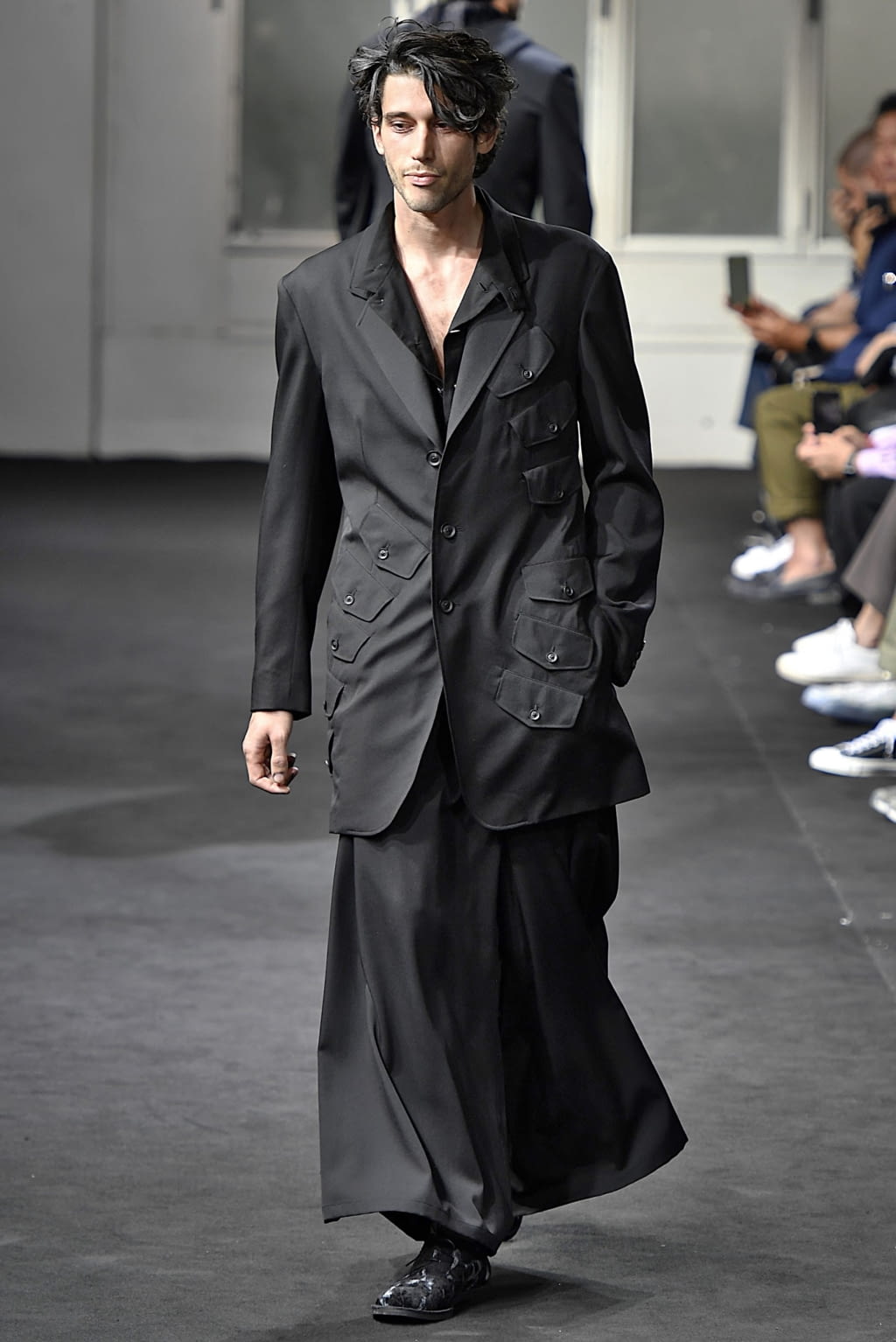 Fashion Week Paris Spring/Summer 2019 look 2 from the Yohji Yamamoto collection menswear