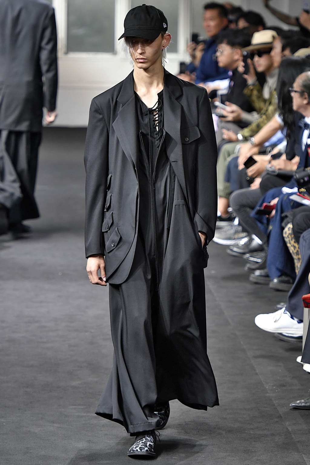 Fashion Week Paris Spring/Summer 2019 look 3 from the Yohji Yamamoto collection 男装