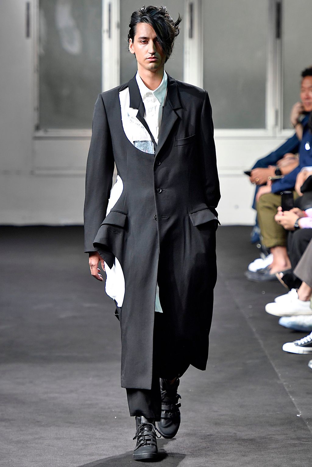 Fashion Week Paris Spring/Summer 2019 look 5 from the Yohji Yamamoto collection menswear