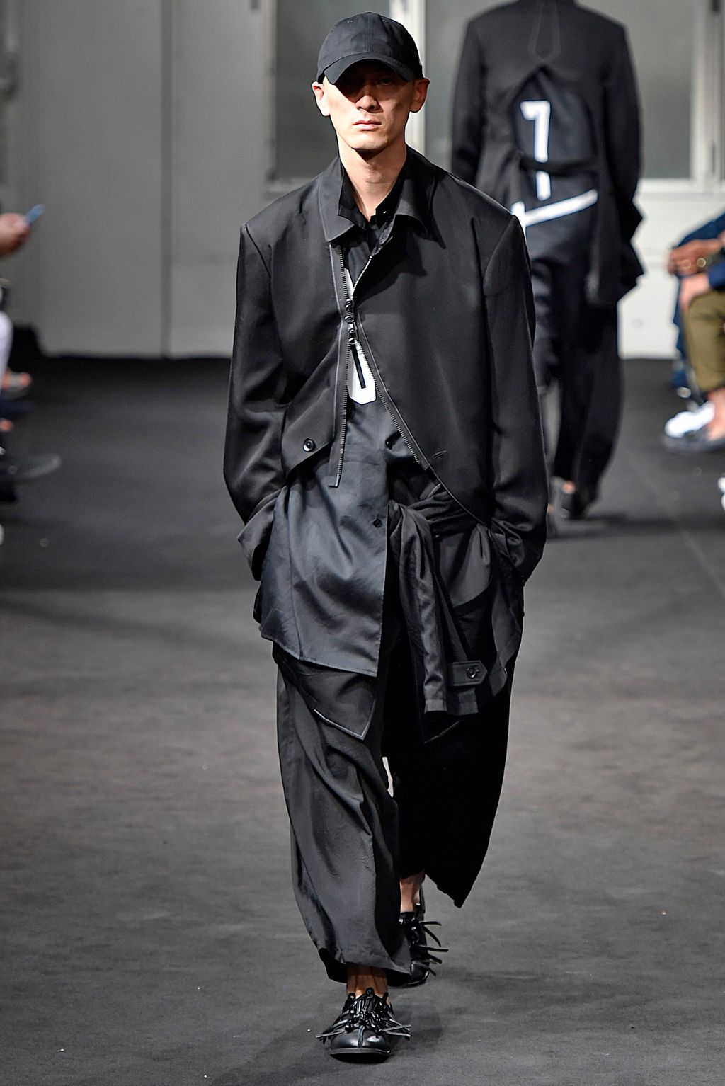 Fashion Week Paris Spring/Summer 2019 look 11 de la collection Yohji Yamamoto menswear