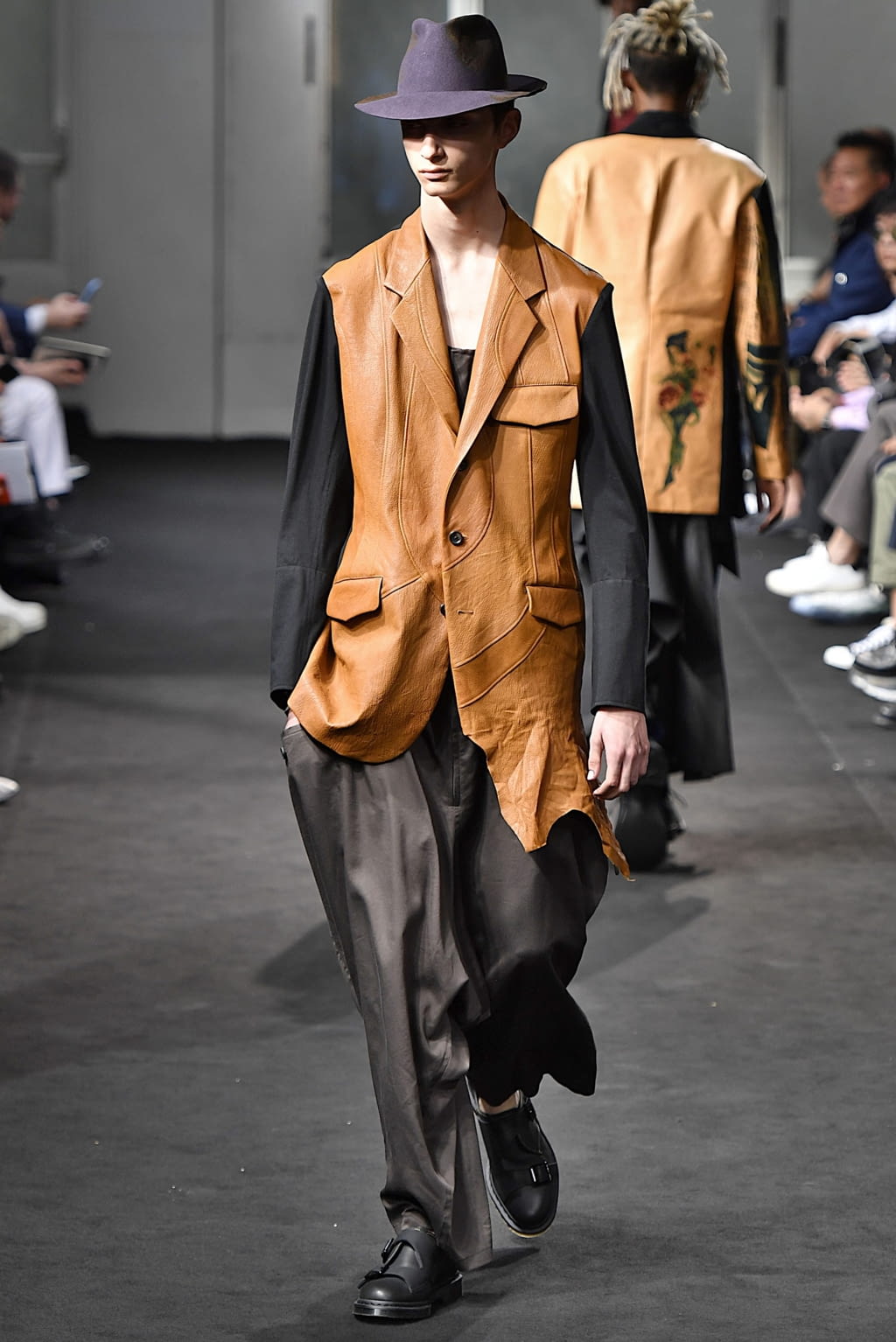Fashion Week Paris Spring/Summer 2019 look 19 de la collection Yohji Yamamoto menswear