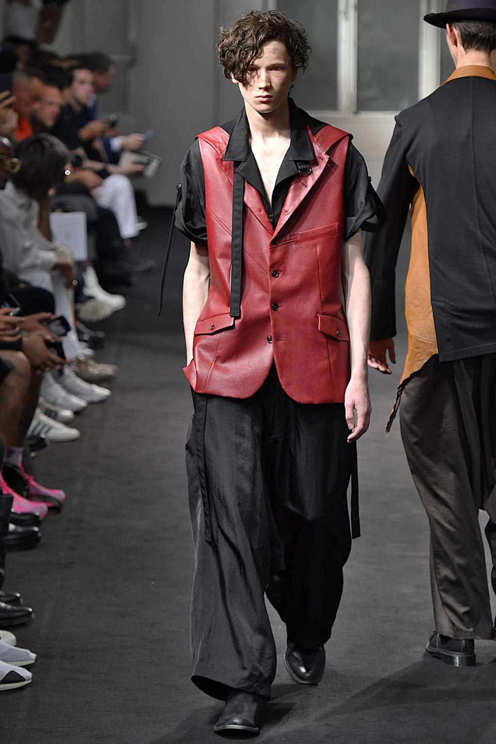 Fashion Week Paris Spring/Summer 2019 look 20 de la collection Yohji Yamamoto menswear