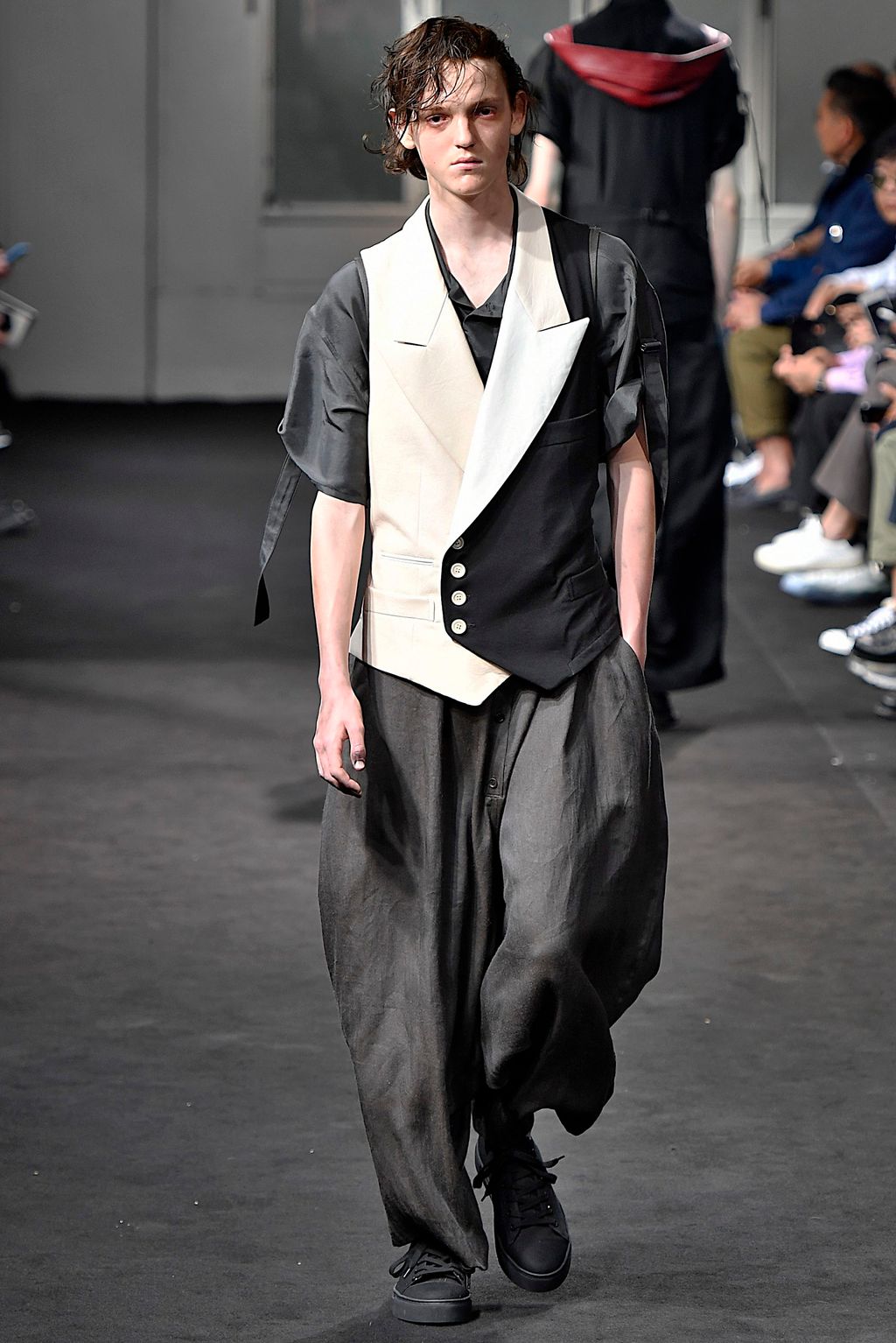 Fashion Week Paris Spring/Summer 2019 look 21 from the Yohji Yamamoto collection menswear