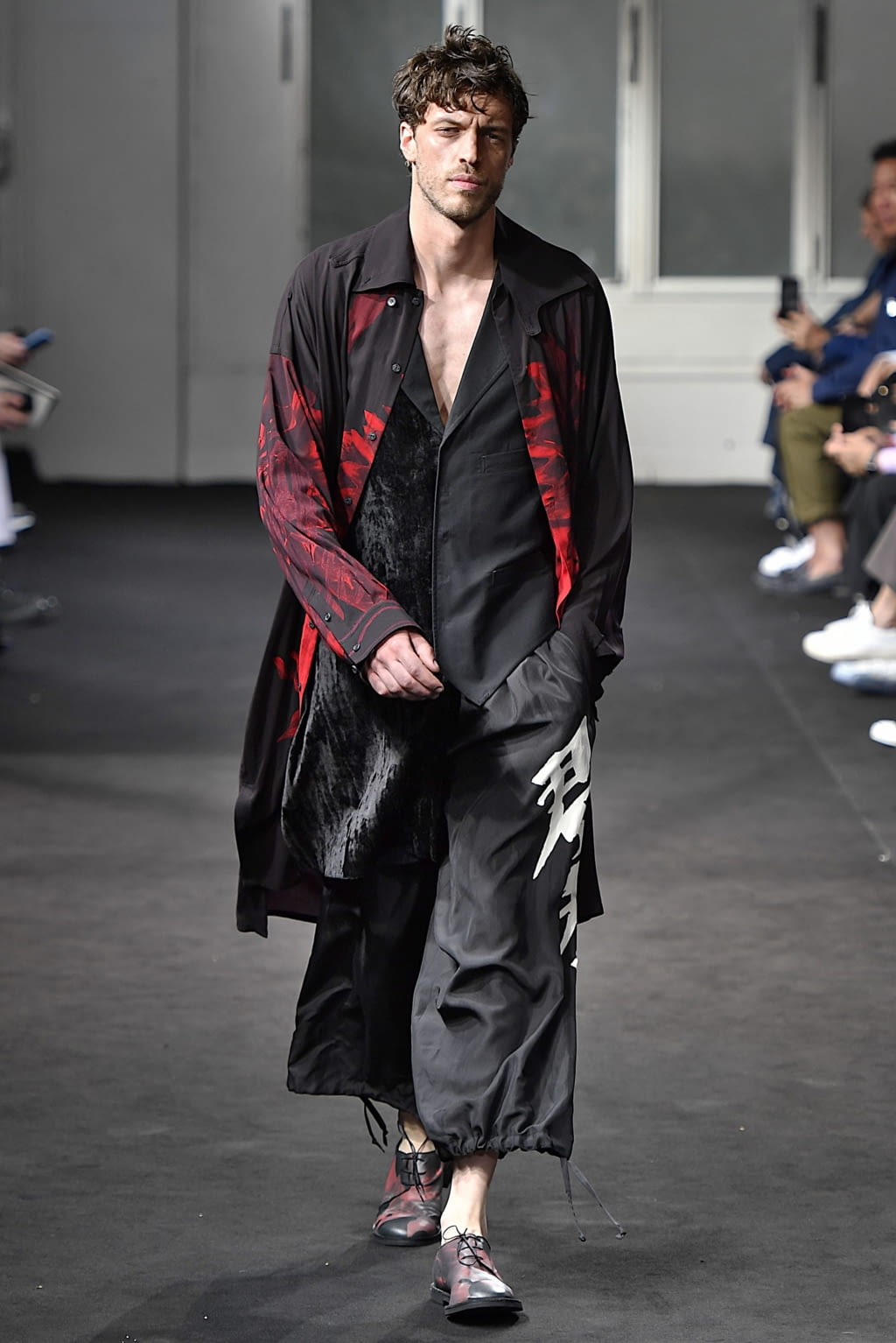 Fashion Week Paris Spring/Summer 2019 look 22 from the Yohji Yamamoto collection menswear