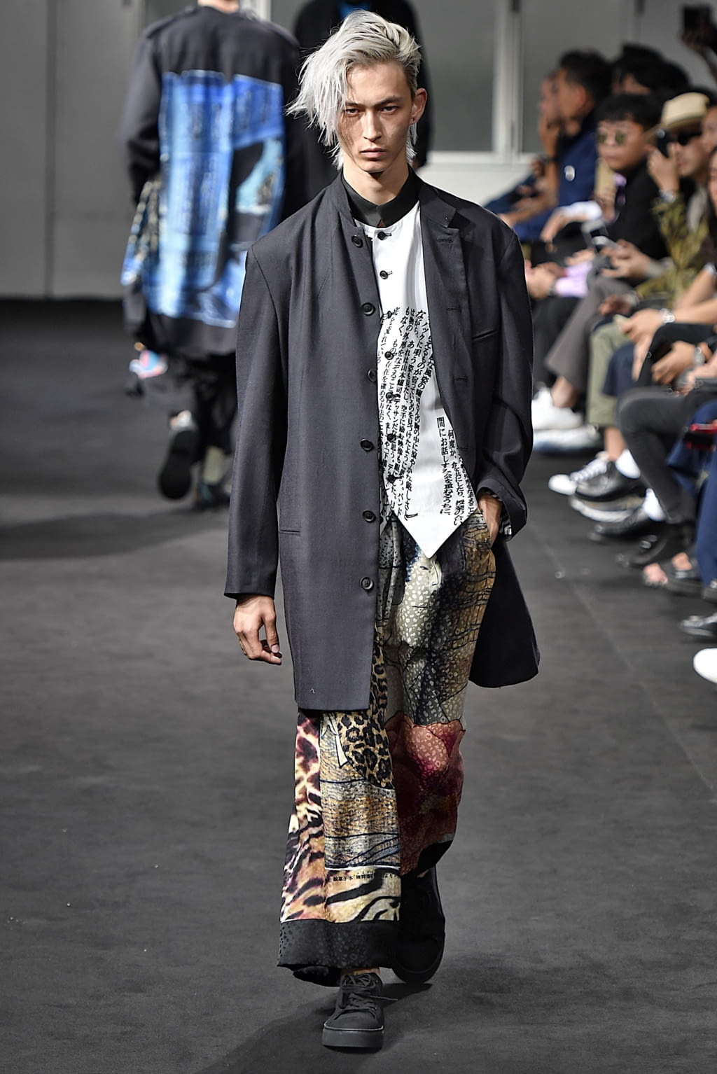 Fashion Week Paris Spring/Summer 2019 look 24 de la collection Yohji Yamamoto menswear