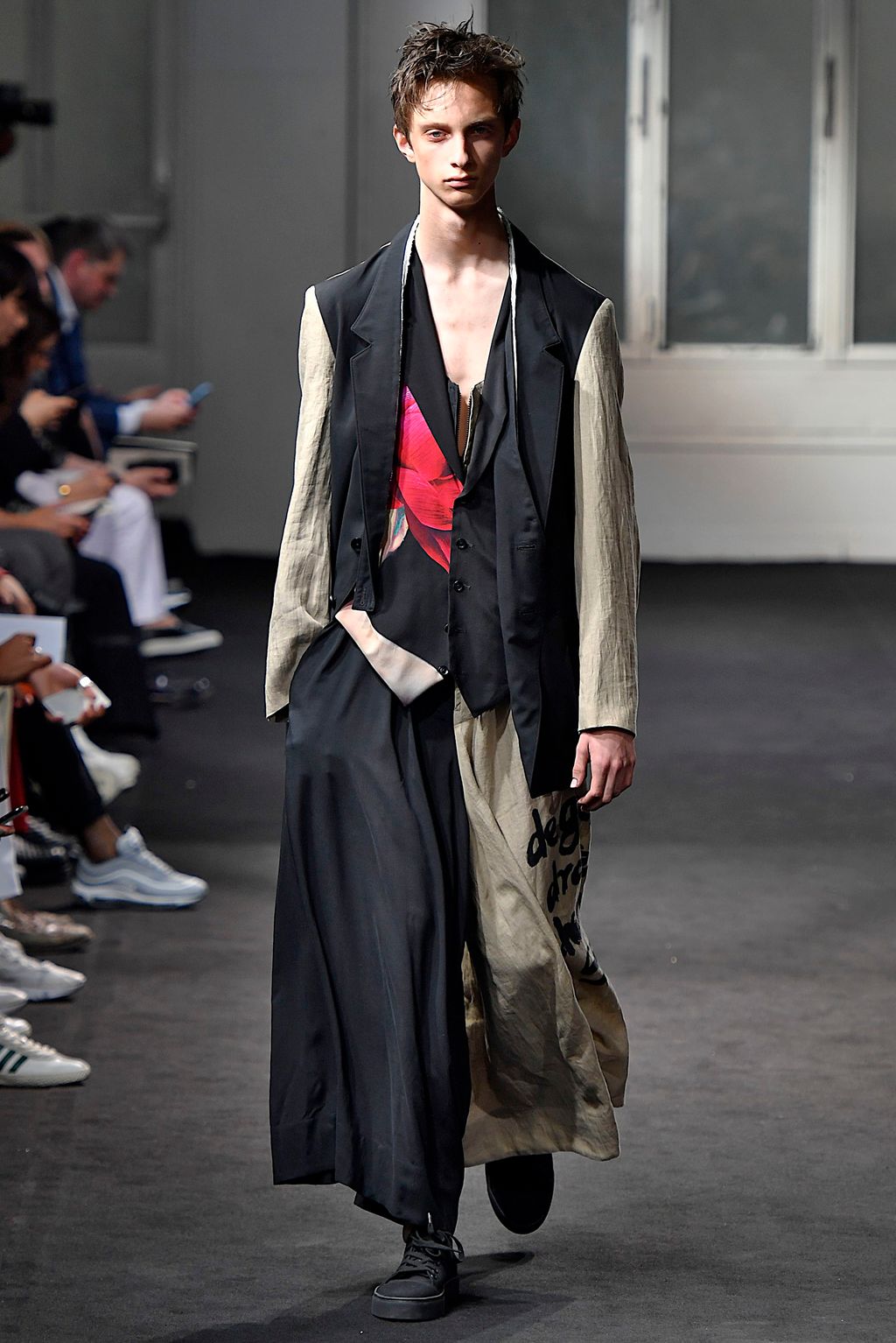 Fashion Week Paris Spring/Summer 2019 look 35 from the Yohji Yamamoto collection menswear