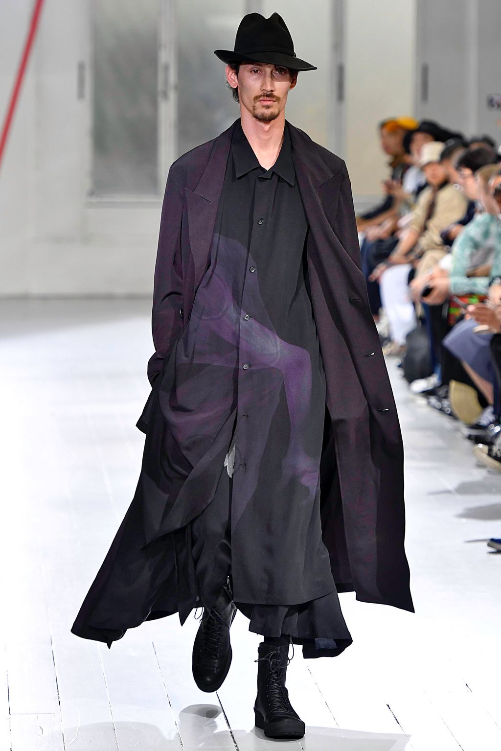 Fashion Week Paris Spring/Summer 2020 look 18 de la collection Yohji Yamamoto menswear