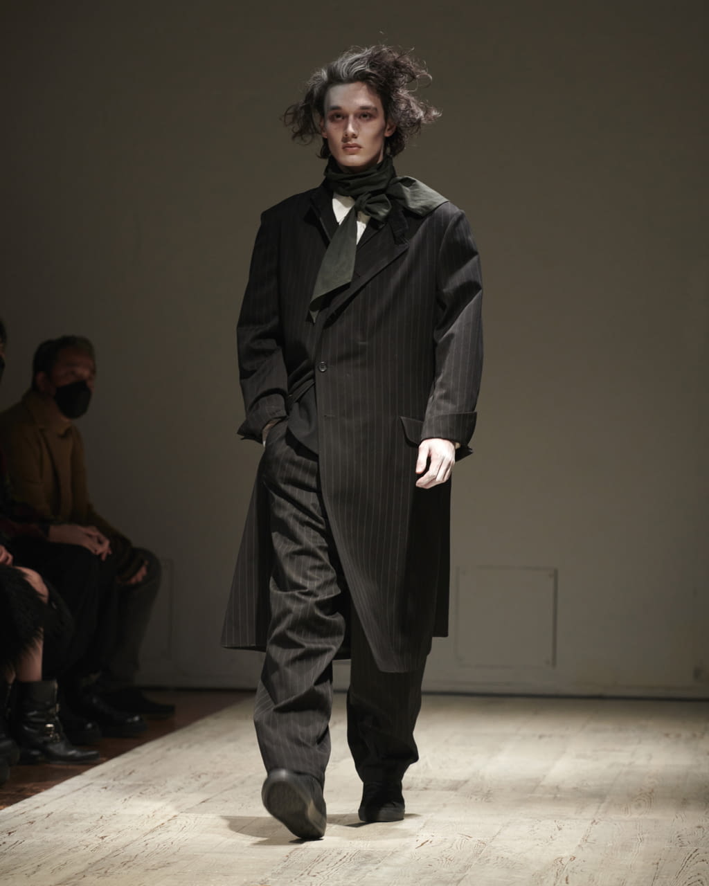 Fashion Week Paris Fall/Winter 2022 look 1 from the Yohji Yamamoto collection menswear